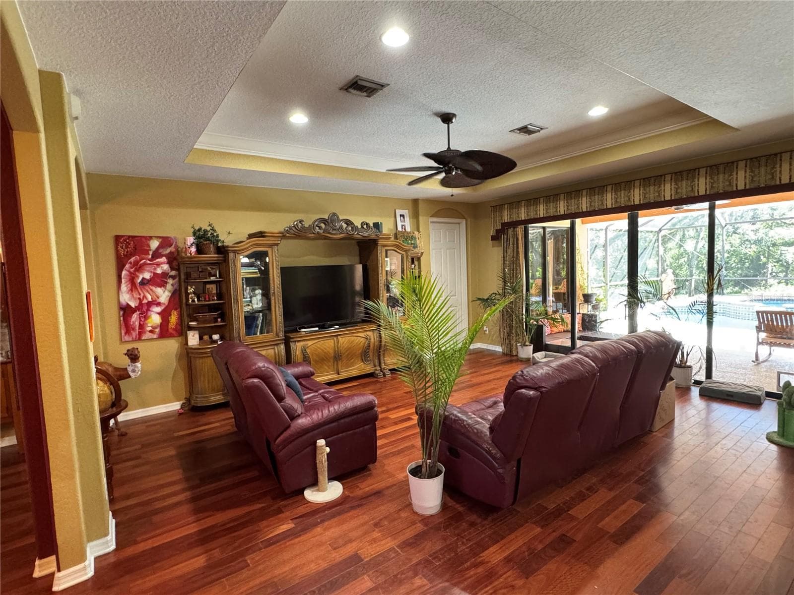 LIVING AREA OPENS TO THE POOL - OAK FORD GOLF CLUB, SARASOTA