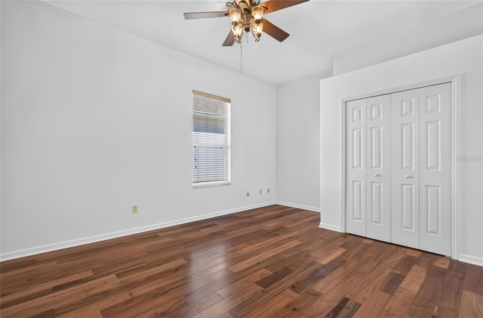 GUEST BEDROOM AND IT HAS DIRECT ACCESS TO THE FULL BATH. - 24151 BELLE MEDE DR, LEESBURG
