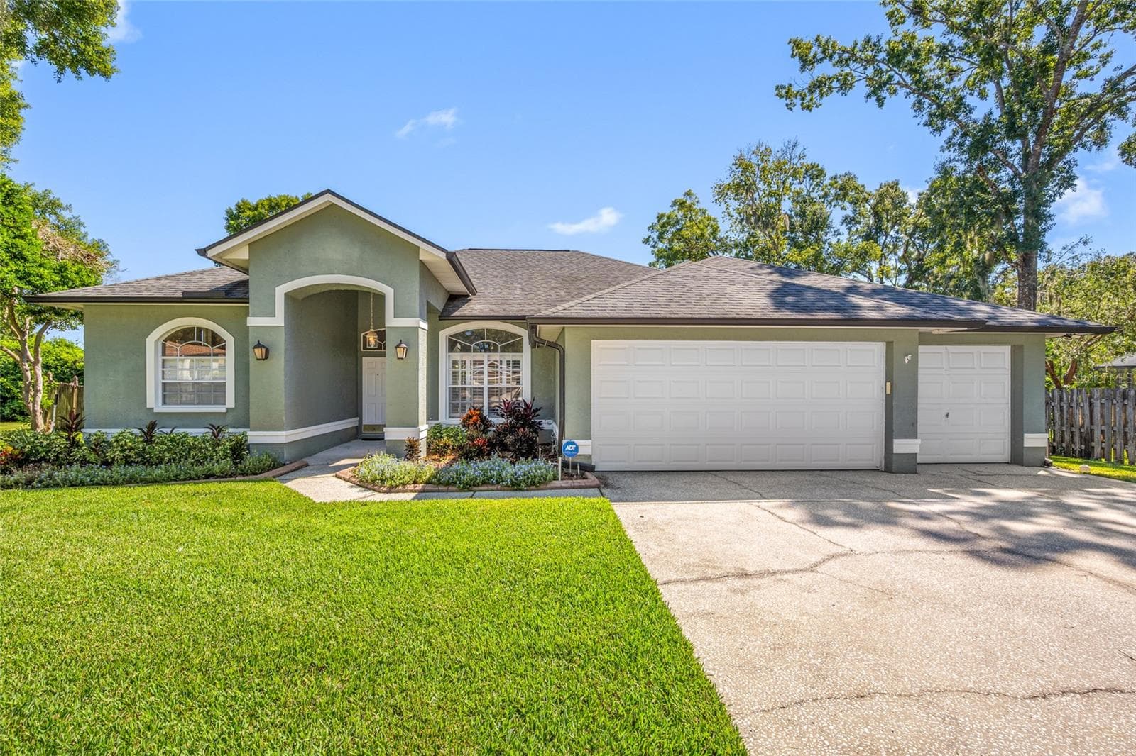 1648 WOODRIDGE CT