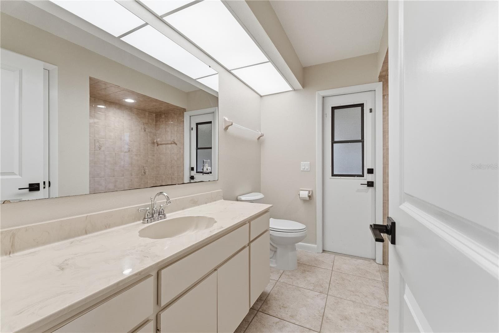 GUEST BATH LEADING TO BACK LINIA - 1478 NAVIGATOR RD, PUNTA GORDA
