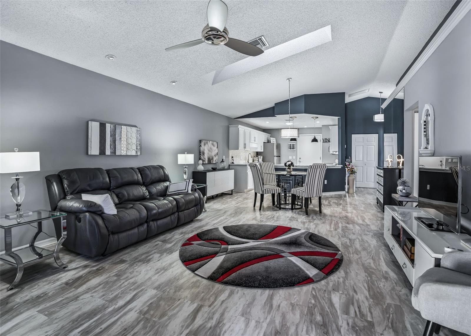 cathederal Ceilgs with Skylight - 17864 SE 115TH CT, SUMMERFIELD