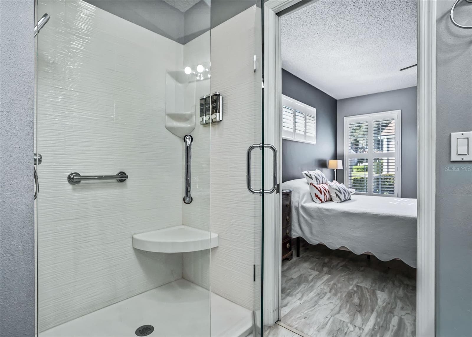 primary bath with skylight - 17864 SE 115TH CT, SUMMERFIELD