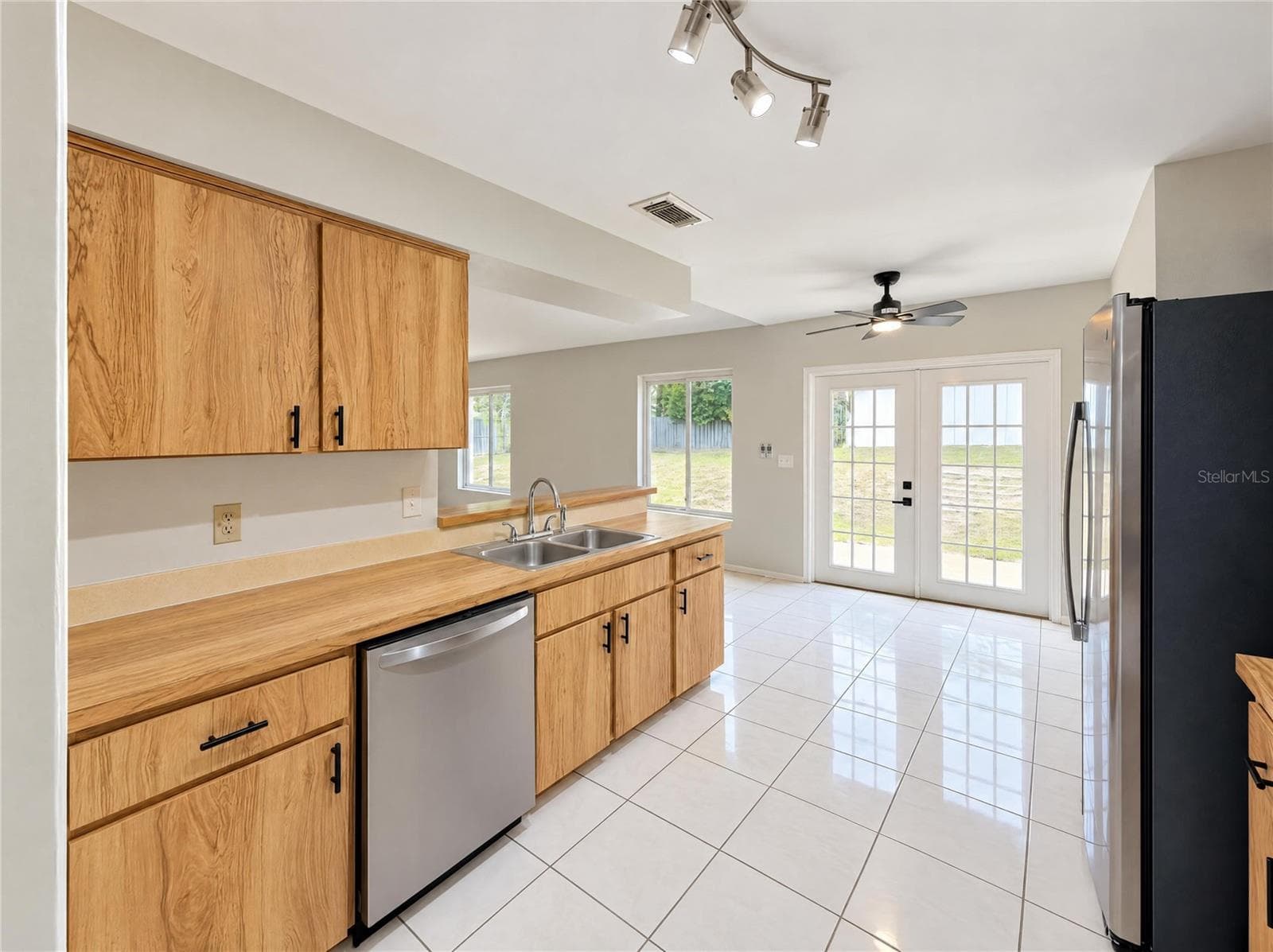 Single Family Residence at 1572 DEERFIELD AVE, DELTONA, photo 2 of 21