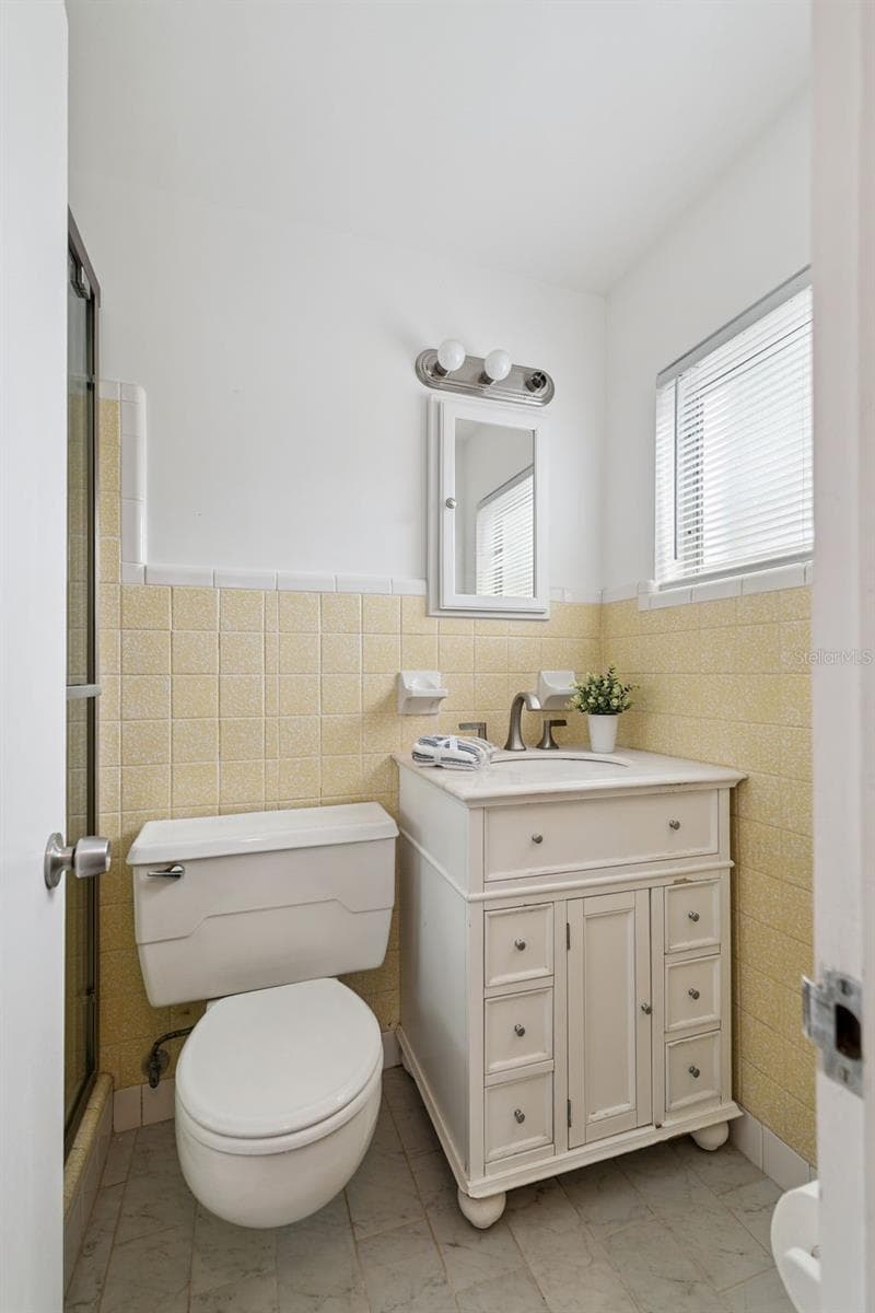 En-suite bath with walk-in shower, safety grab bars and glass door enclosure - 803 HILLSIDE AVE, LAKE WALES