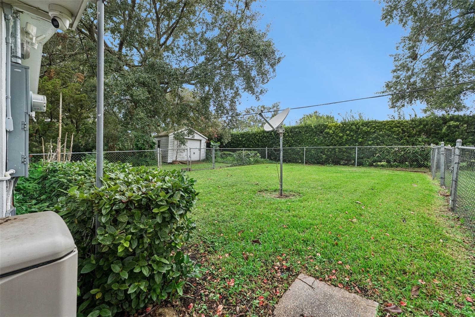 A gas line provides the option for an outdoor grill, while a dedicated fenced-in dog run offers additional convenience for pet owners - 803 HILLSIDE AVE, LAKE WALES