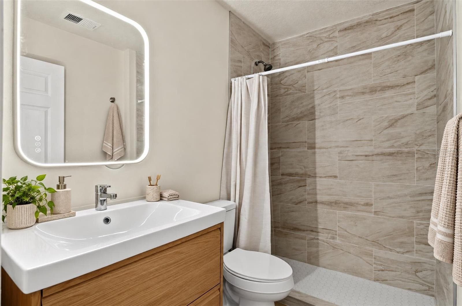 Virtually Staged - 3024 PARKWAY BLVD #304, KISSIMMEE