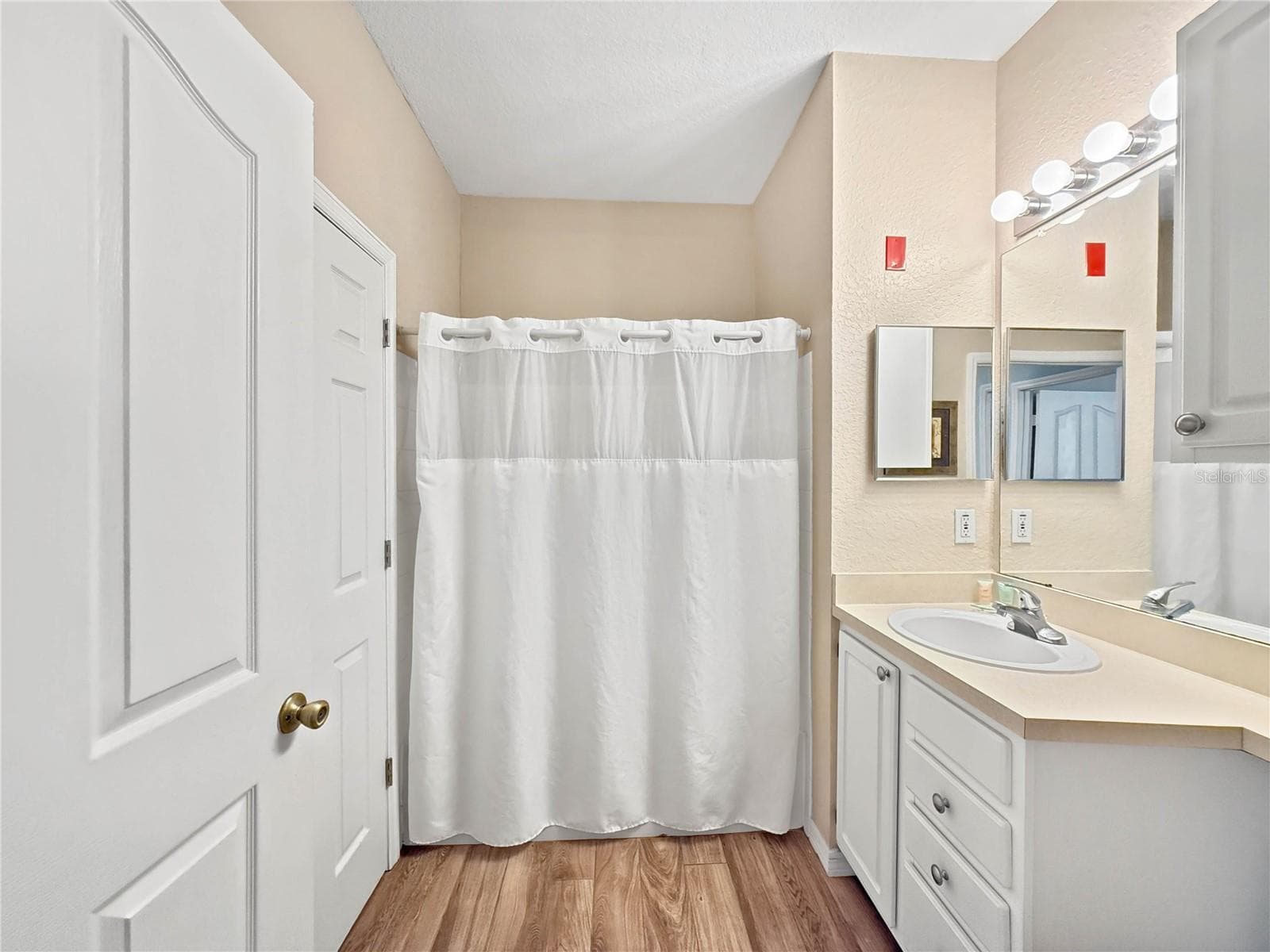 2nd bath - 8815 DUNES CT #105, KISSIMMEE