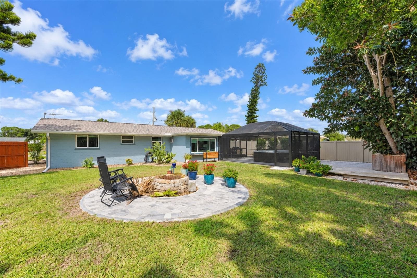 Park-like backyard w/ fire pit - 1545 BARBARA PL, ENGLEWOOD