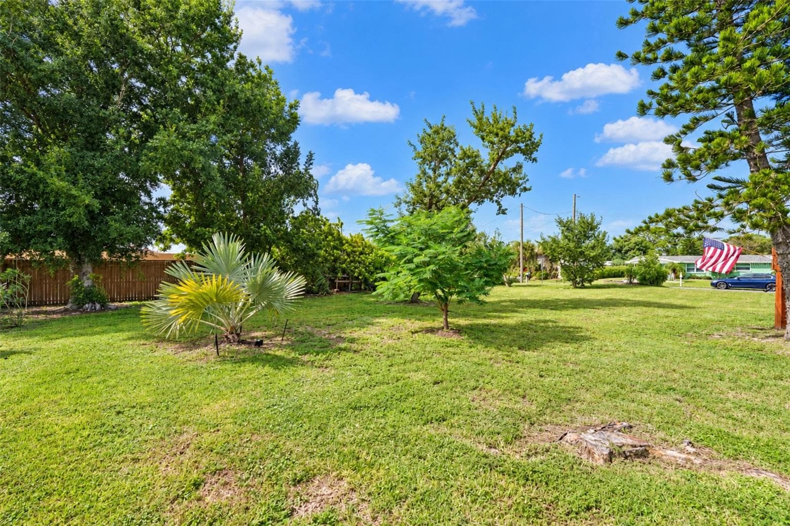 Park-like yard - 1545 BARBARA PL, ENGLEWOOD