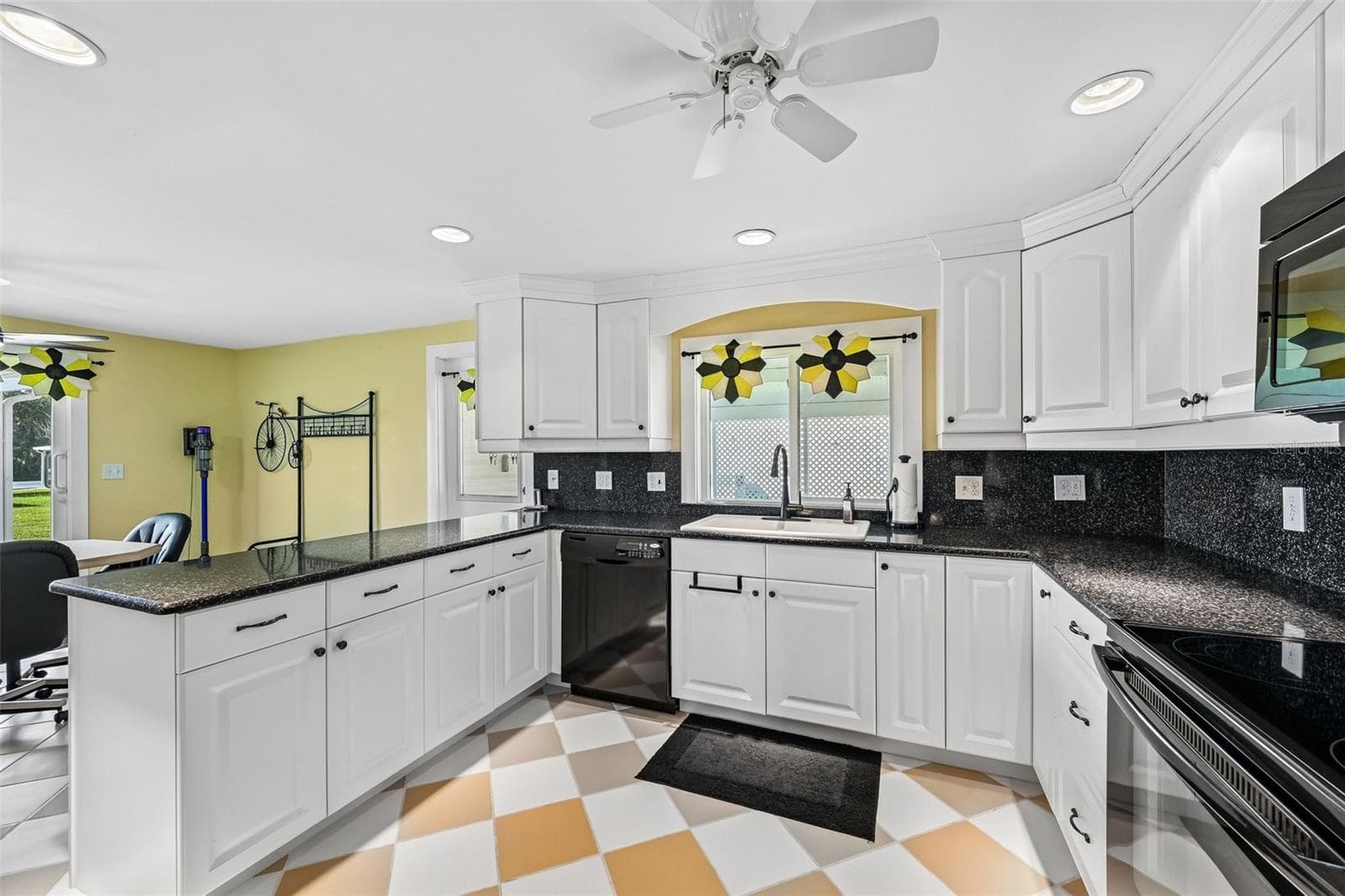 Bright and pleasant kitchen - 8455 ALBATROSS LN, ENGLEWOOD