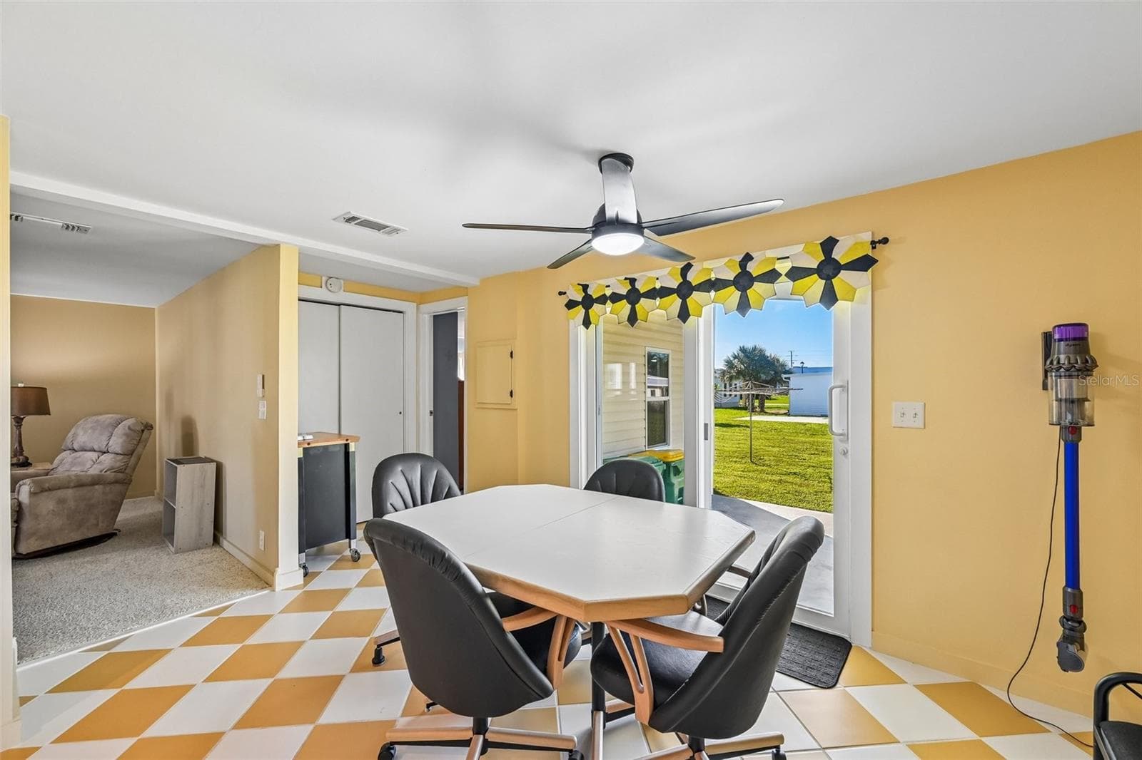 Eat-in kitchen with sliders to covered back patio - 8455 ALBATROSS LN, ENGLEWOOD