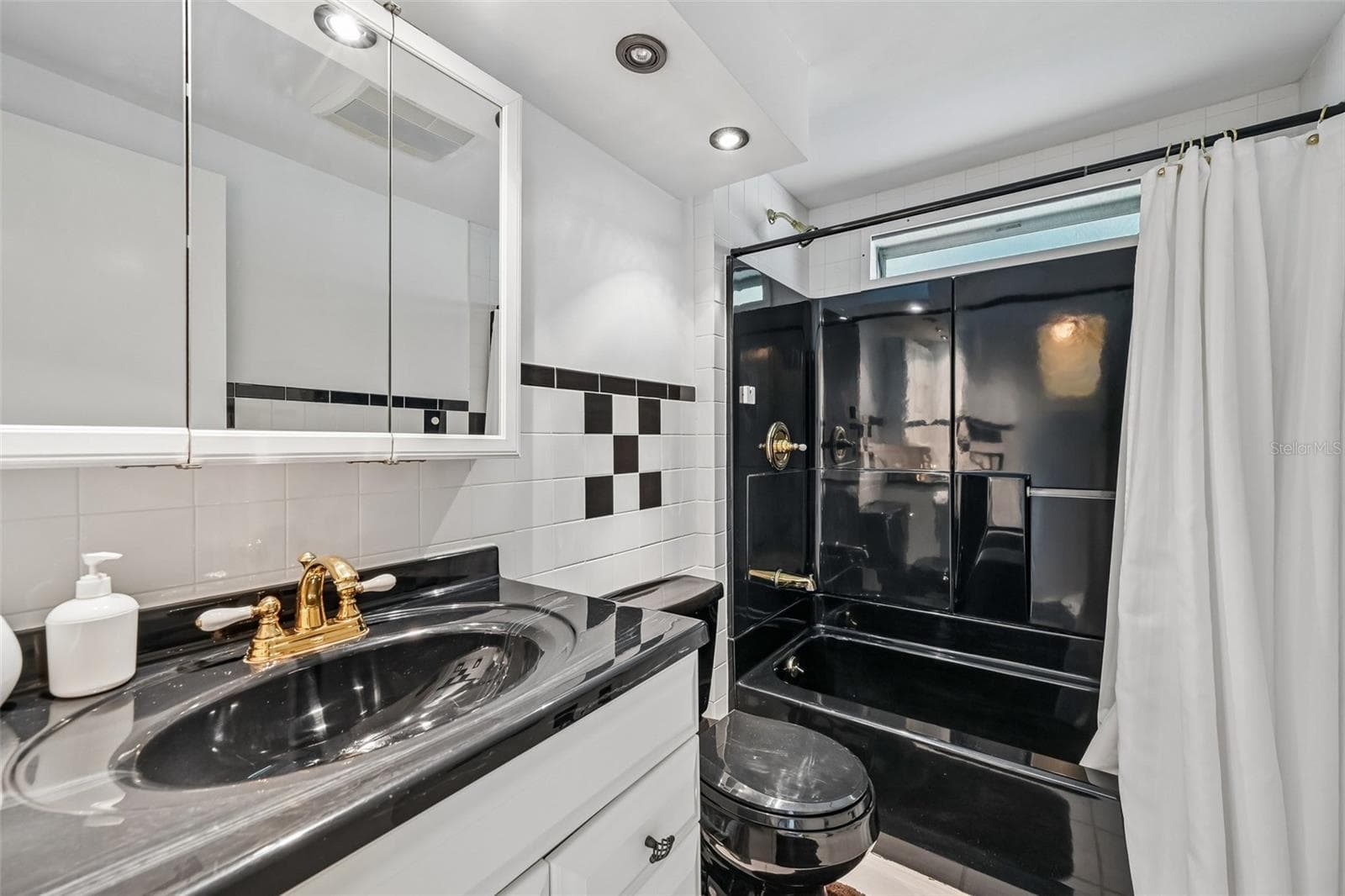 Guest Bathroom with tub/shower combo - 8455 ALBATROSS LN, ENGLEWOOD