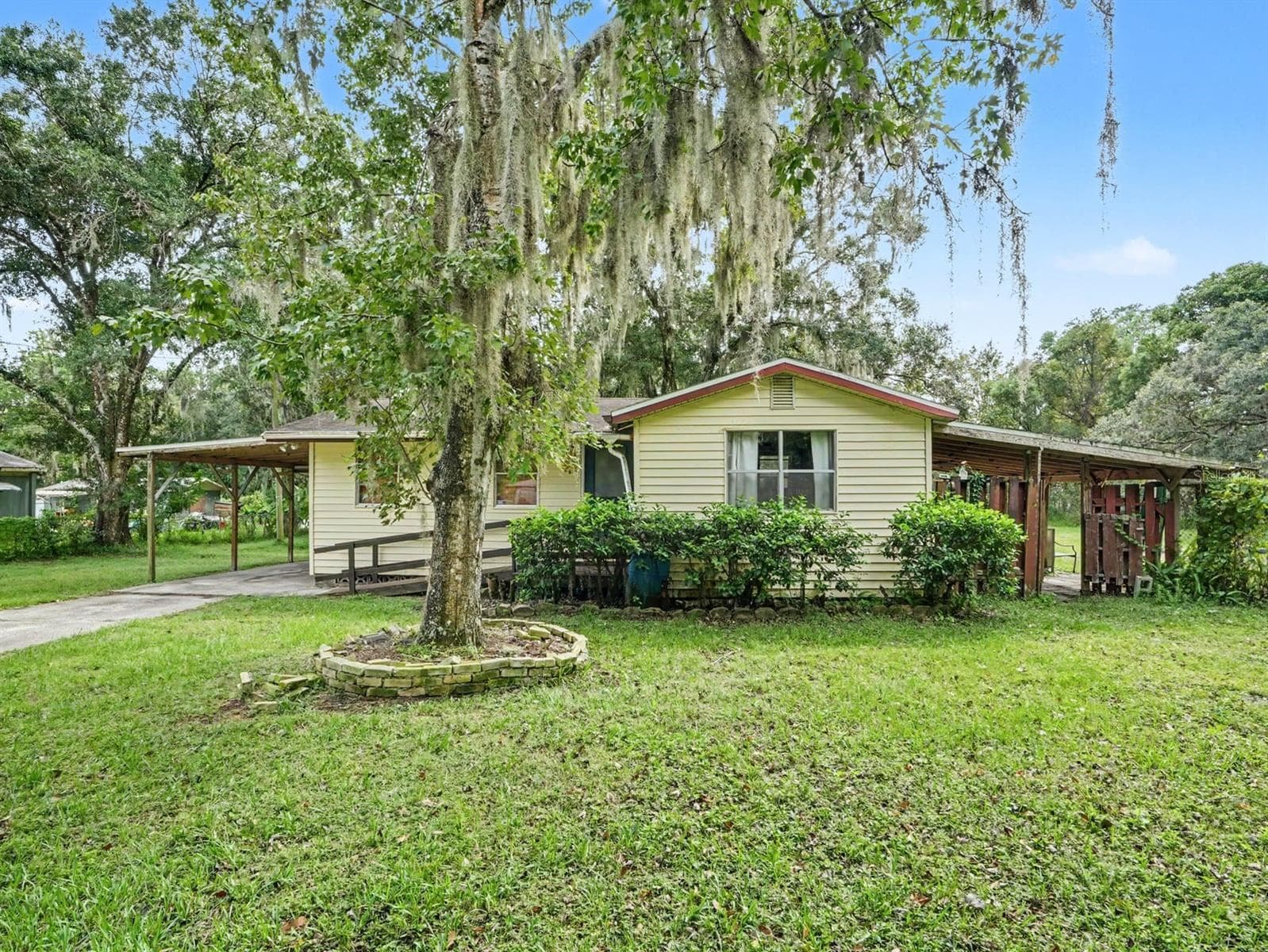 Mature Oak Trees Frame This Cozy Single-Wide Residence - 3015 STRAWBERRY LN, LAKELAND