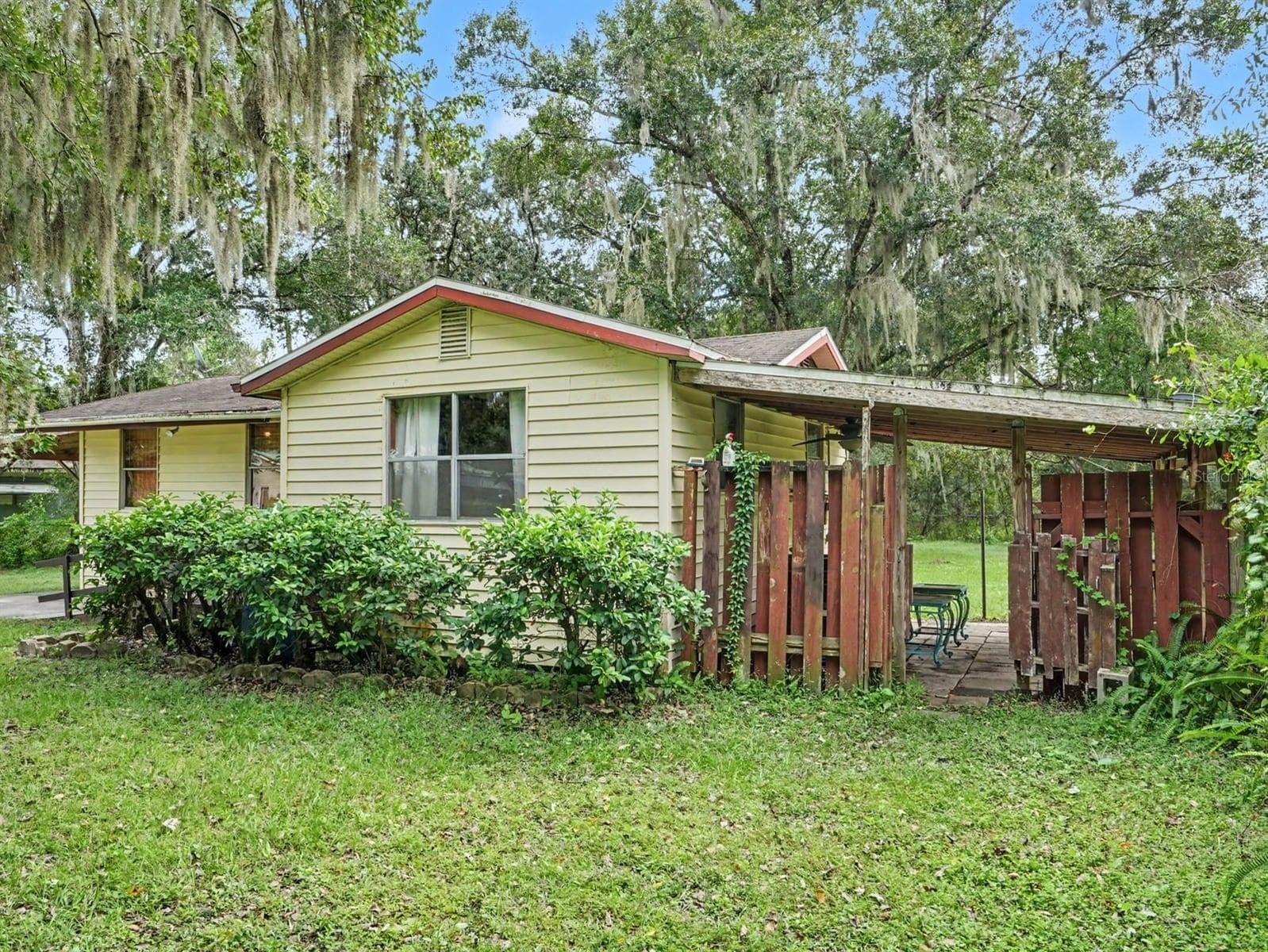 Rear Deck & Covered Patio Extend Your Living Space - 3015 STRAWBERRY LN, LAKELAND