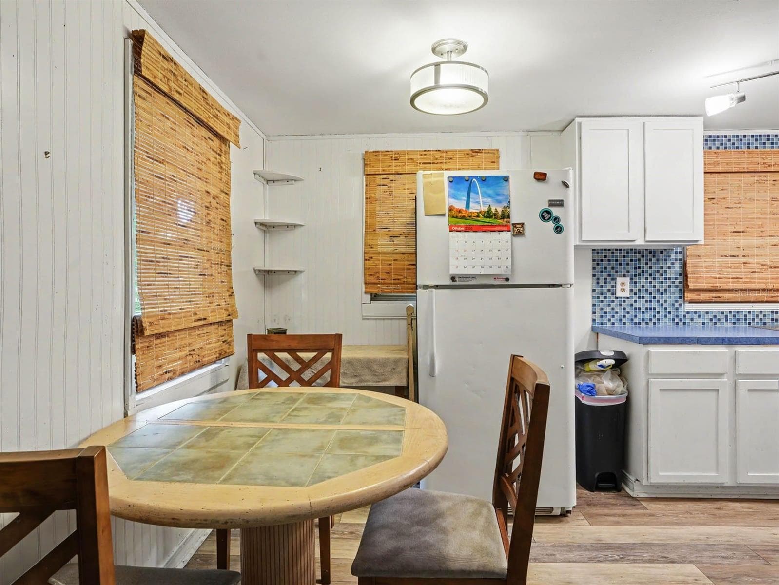 Kitchen Features Blue Tile Backsplash & Updated Appliances - 3015 STRAWBERRY LN, LAKELAND
