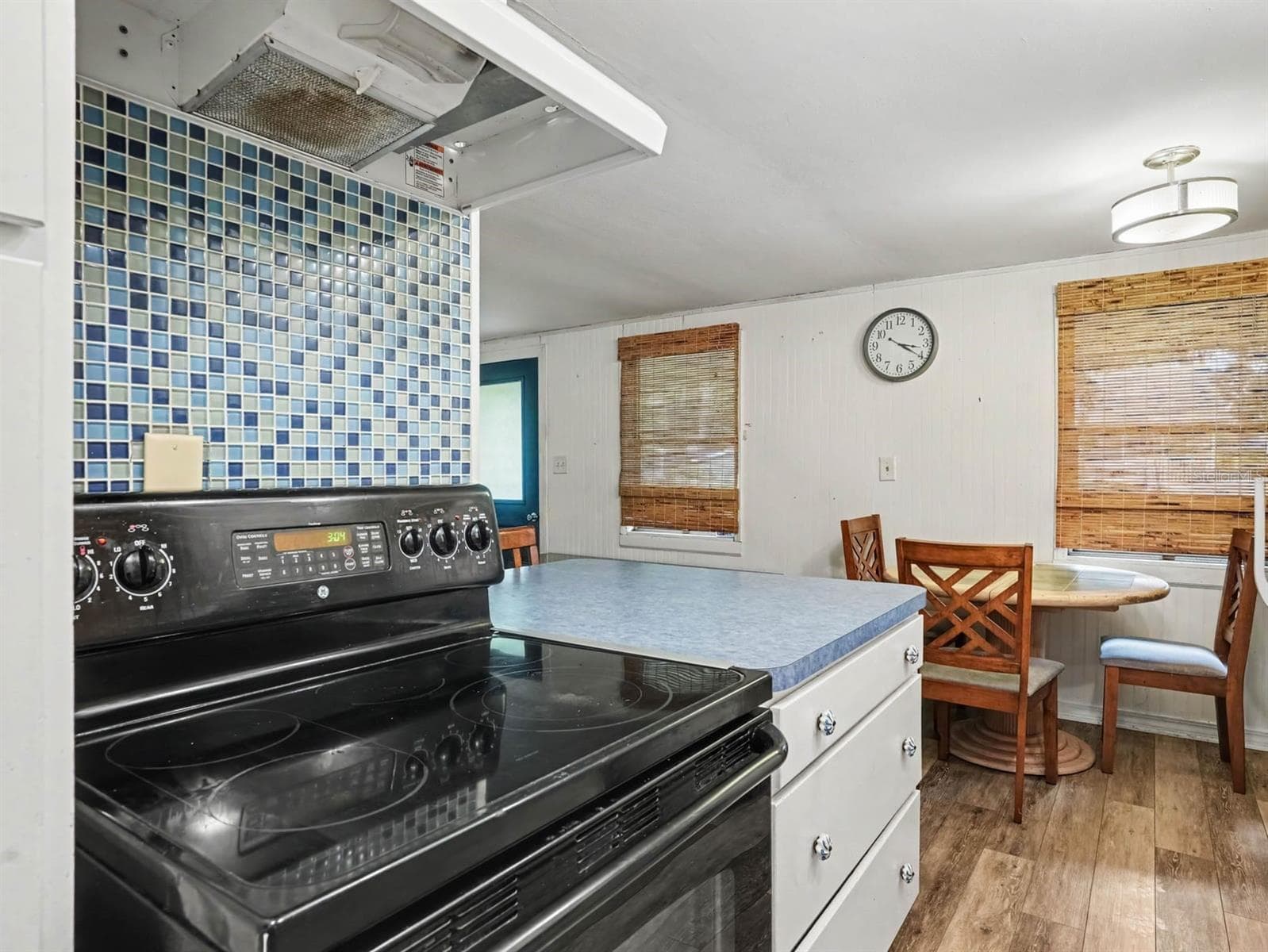 Spacious Kitchen with Double Oven, Blue Tile Accents & Breakfast Dining Area - 3015 STRAWBERRY LN, LAKELAND