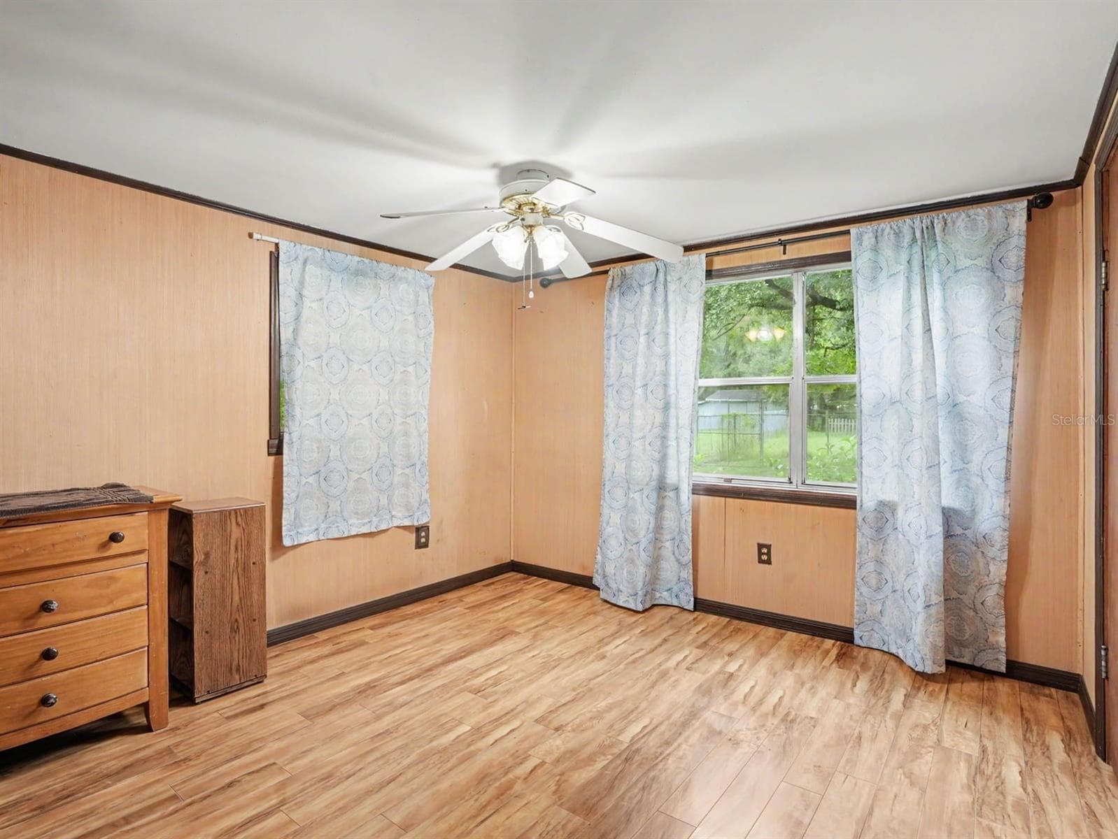 Bright Master Bedroom with Ceiling Fan, Large Windows & Ample Natural Light - 3015 STRAWBERRY LN, LAKELAND