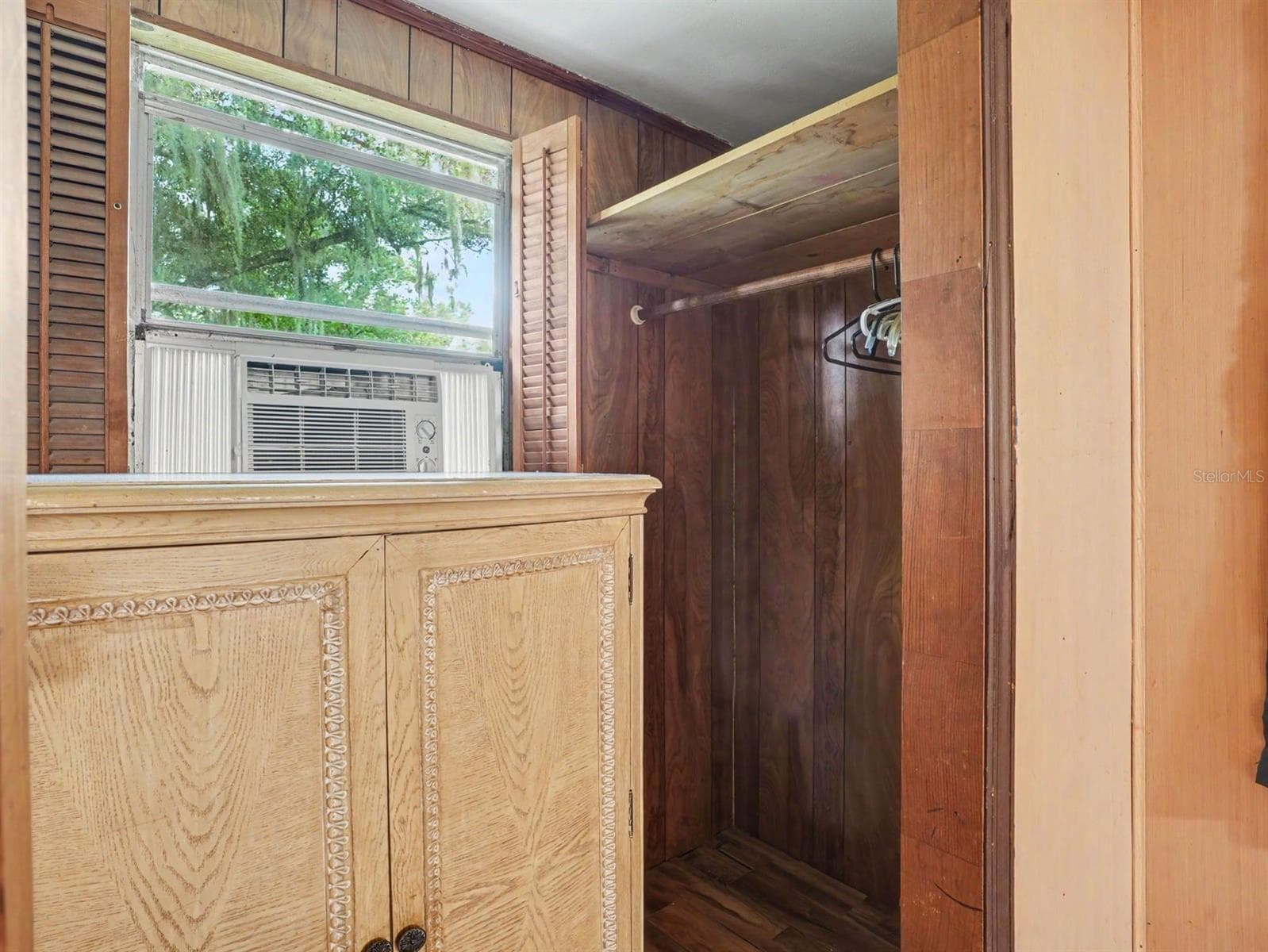 Master Bedroom with Walk-In Closet, Window AC Unit & Relaxing Forest Views - 3015 STRAWBERRY LN, LAKELAND