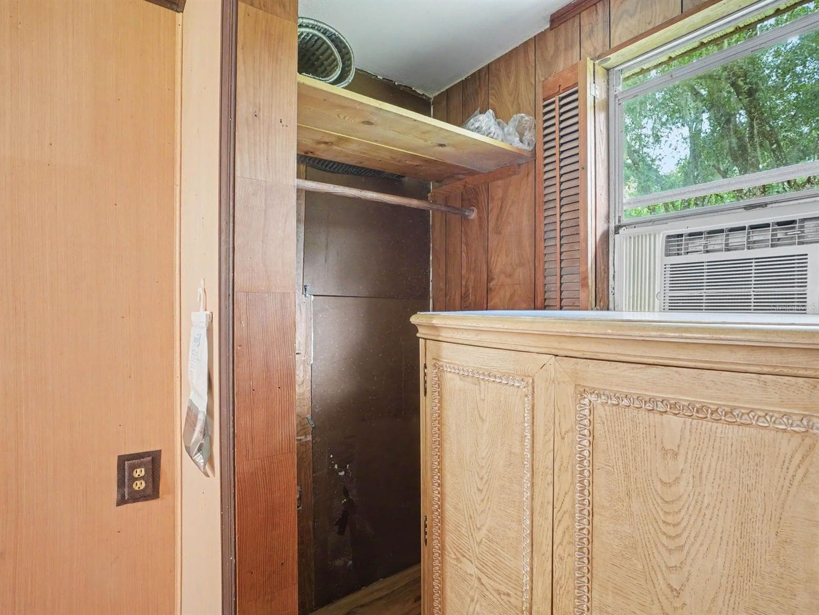 Master Bath with Double Vanity, Separate Shower & Wood Cabinetry Details - 3015 STRAWBERRY LN, LAKELAND
