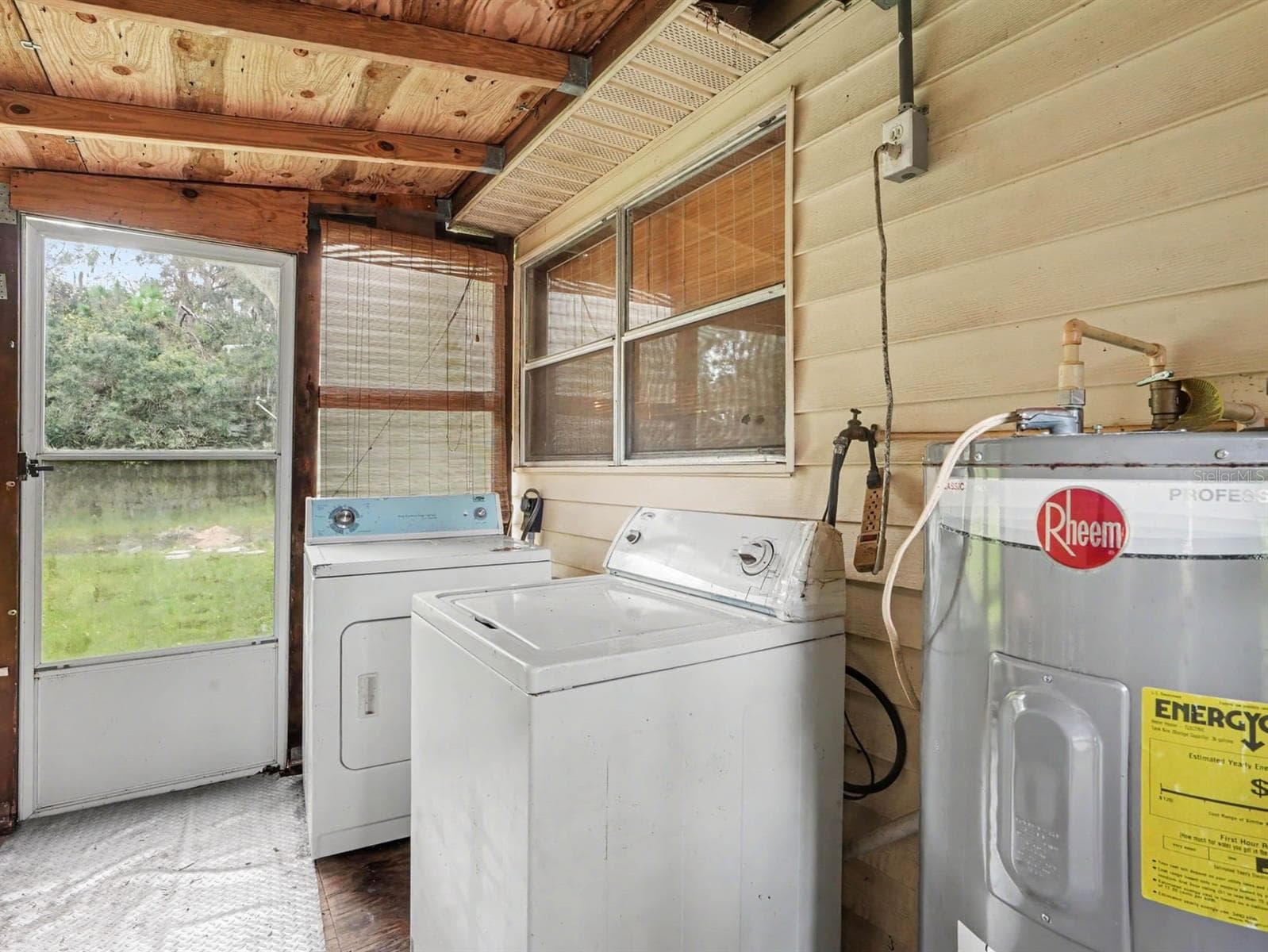 Laundry Room with Washer, Dryer & Water Heater Access to Yard - 3015 STRAWBERRY LN, LAKELAND