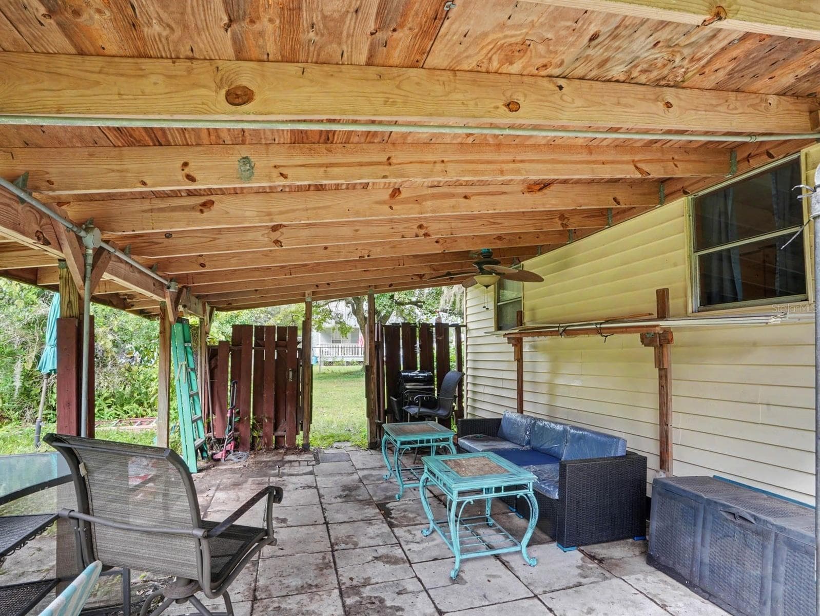 Covered Patio with Wooden Beams & Ample Seating Area - 3015 STRAWBERRY LN, LAKELAND