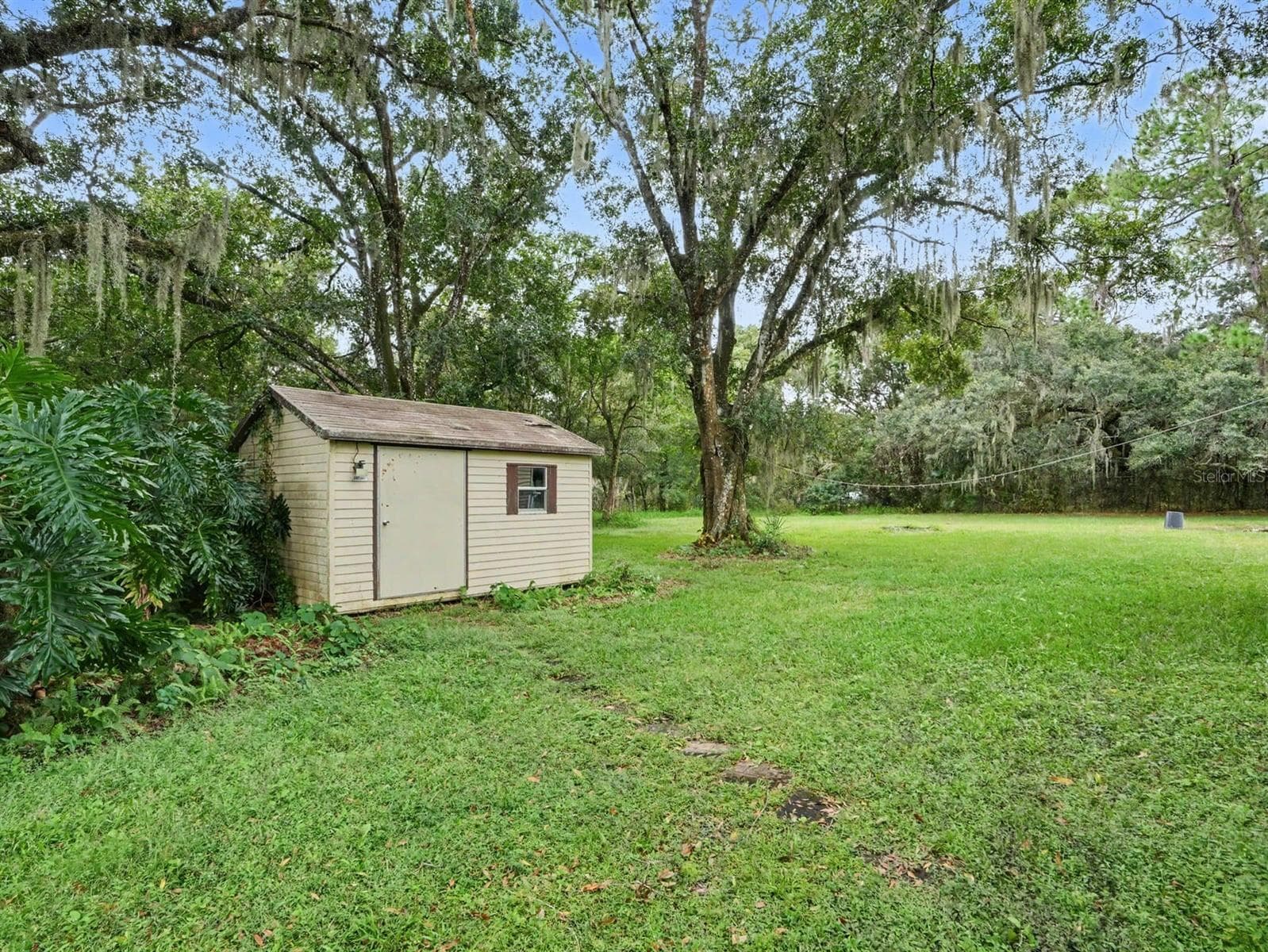 Charming outbuilding on spacious, tree-shaded grounds - 3015 STRAWBERRY LN, LAKELAND