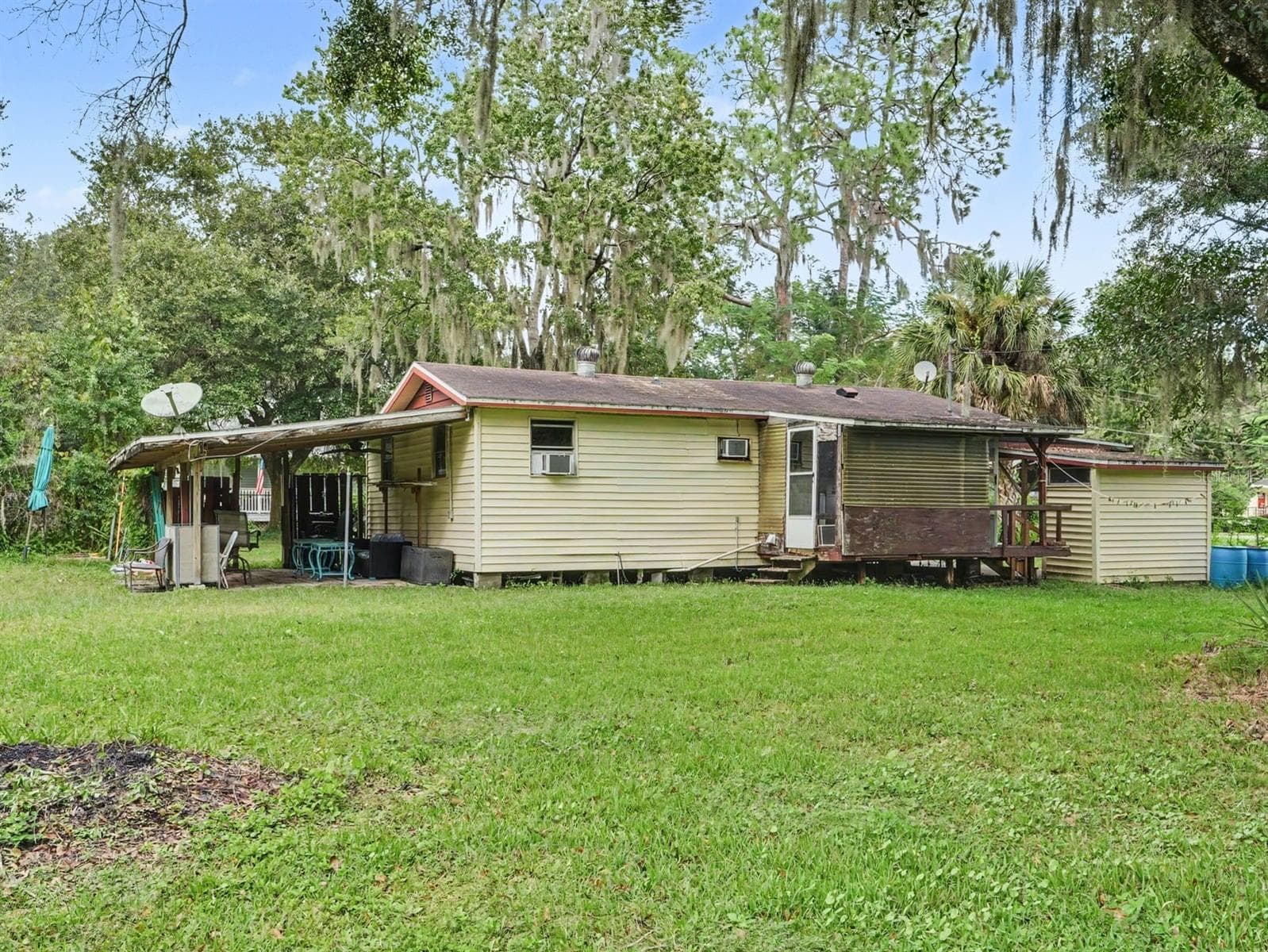 Mobile home with covered porch and mature landscape setting - 3015 STRAWBERRY LN, LAKELAND