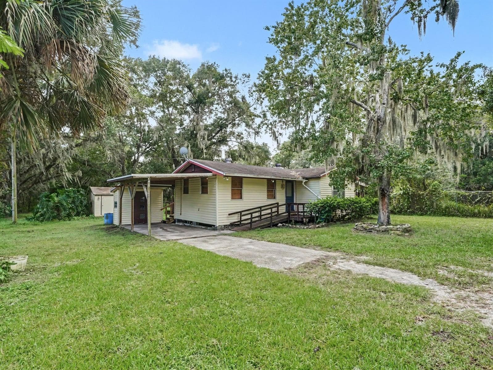 Elevated home with front porch and mature oak canopy - 3015 STRAWBERRY LN, LAKELAND