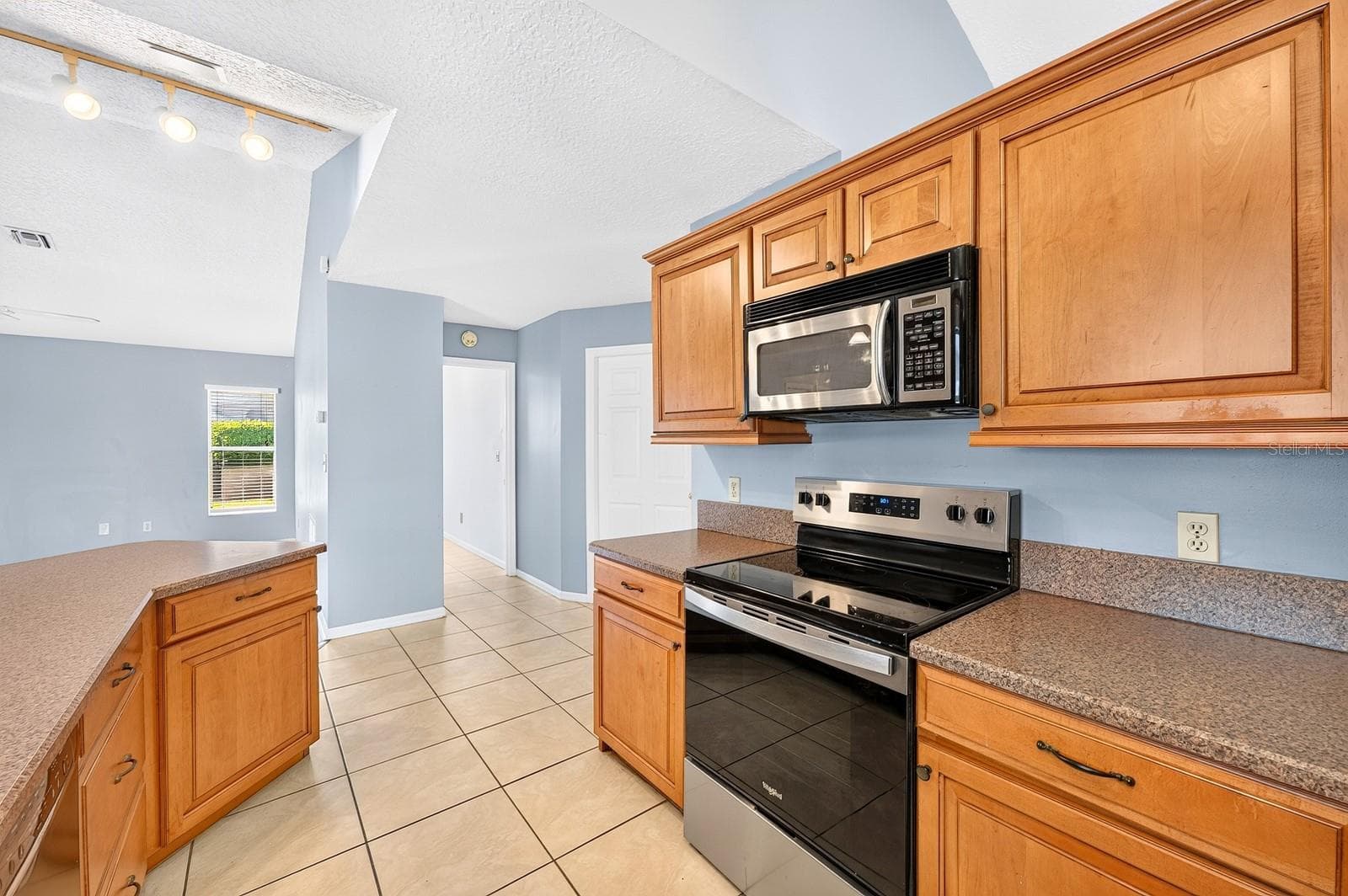 Kitchen is open to the family room. - 32919 INDIAN WOODS DR, LEESBURG