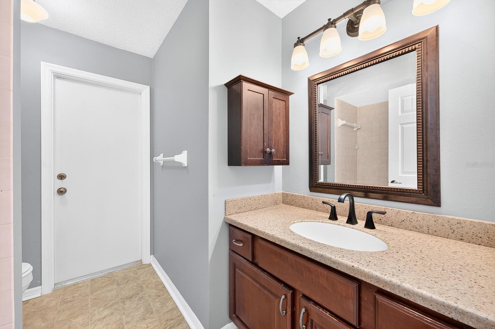 Second full/pool bath. - 32919 INDIAN WOODS DR, LEESBURG