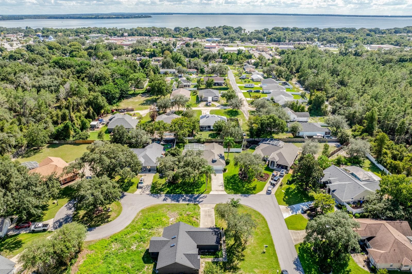 Minutes from Lake Harris and the Harris Chain of Lakes. - 32919 INDIAN WOODS DR, LEESBURG