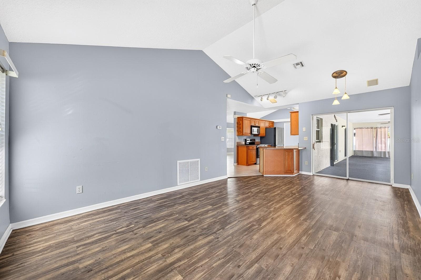 Family room, breakfast nook, kitchen. - 32919 INDIAN WOODS DR, LEESBURG