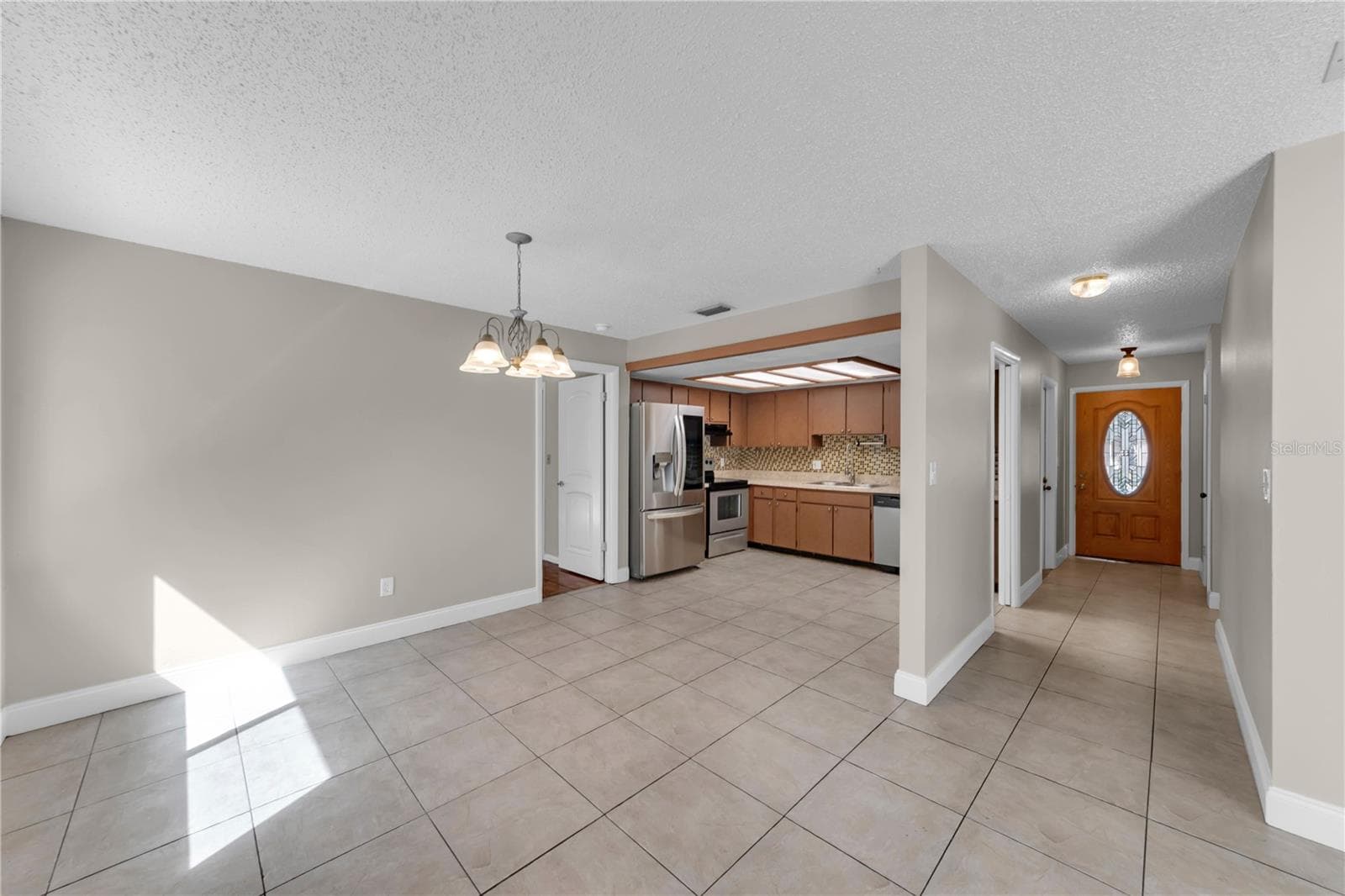 Open concept kitchen dining area - 9602 HIDDEN OAKS CIR, TAMPA