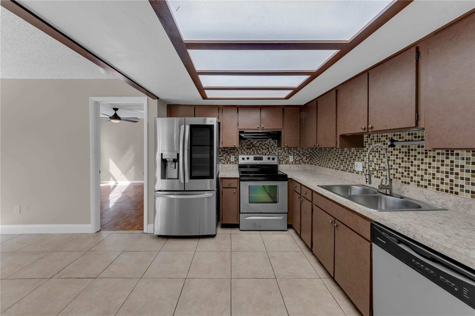 Spacious kitchen - 9602 HIDDEN OAKS CIR, TAMPA
