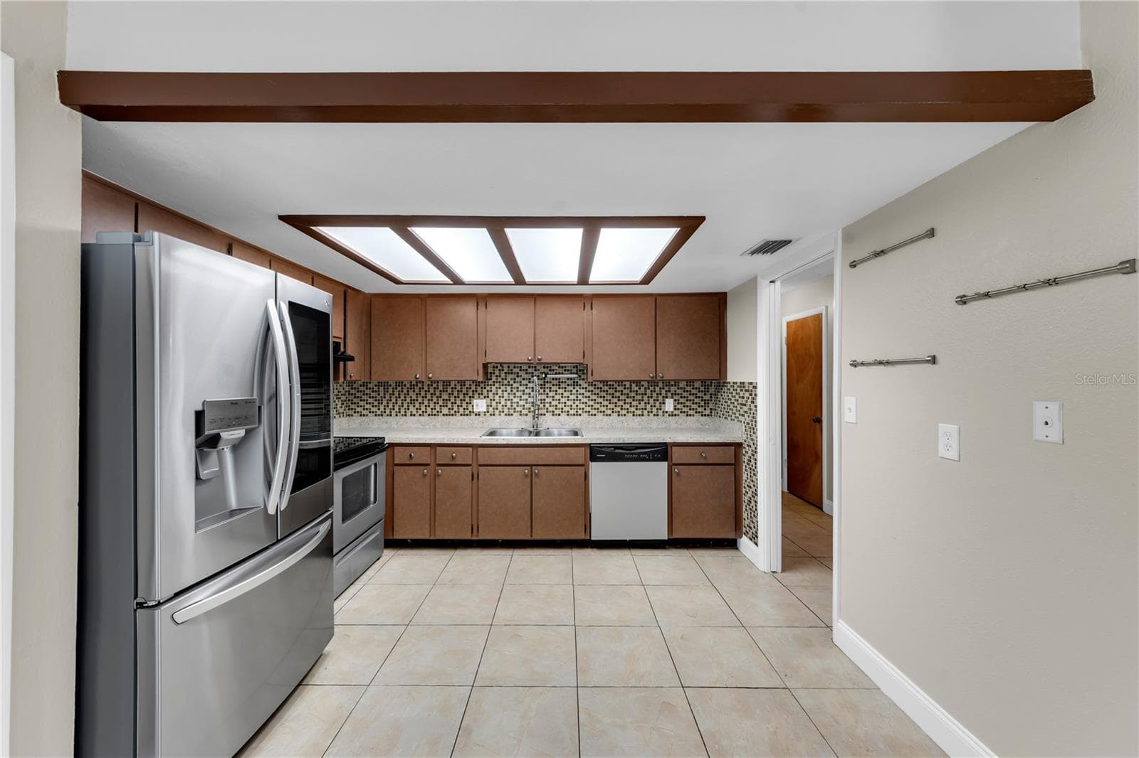Large kitchen - 9602 HIDDEN OAKS CIR, TAMPA