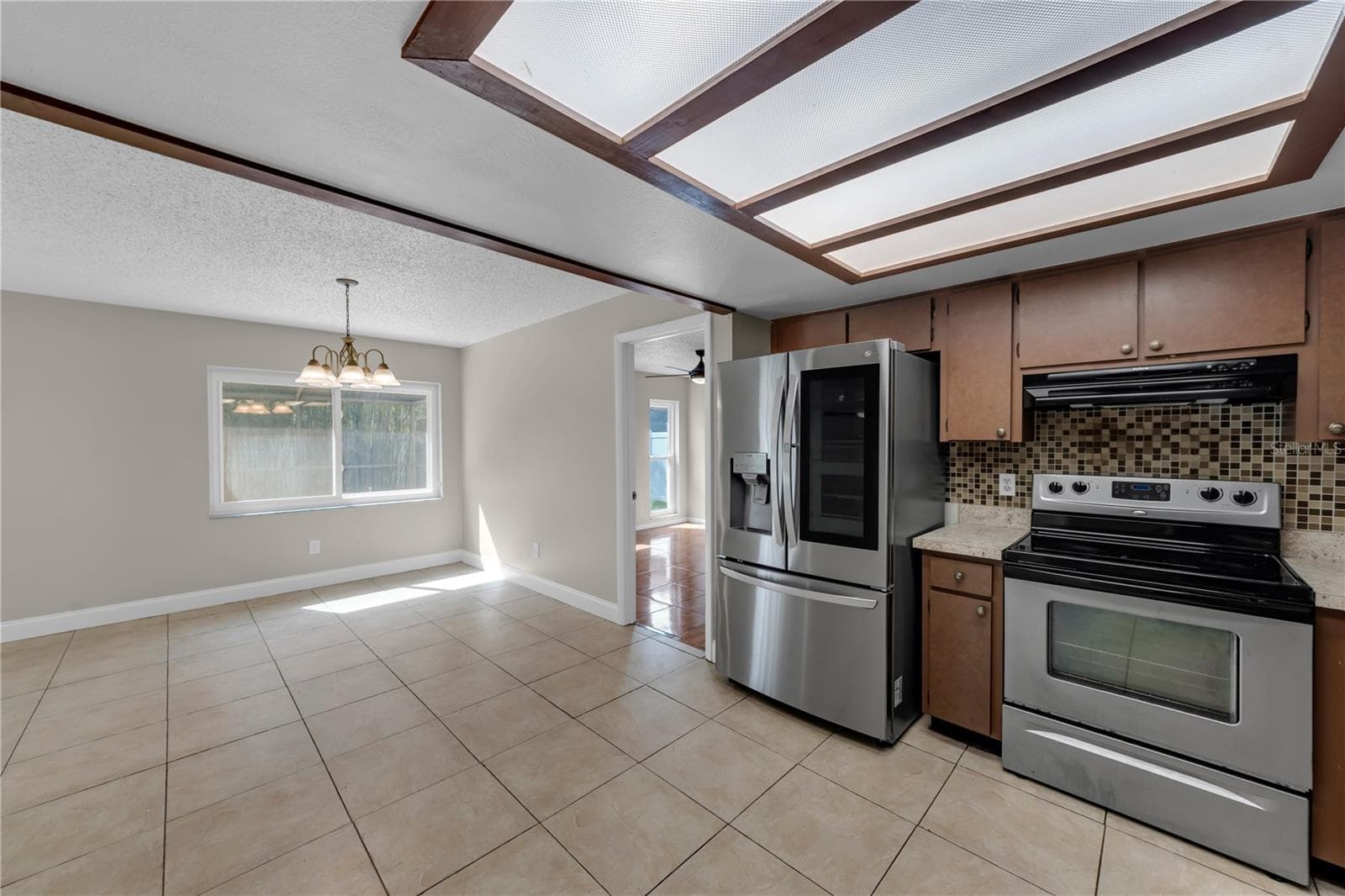 Kitchen overlooks dining area - 9602 HIDDEN OAKS CIR, TAMPA