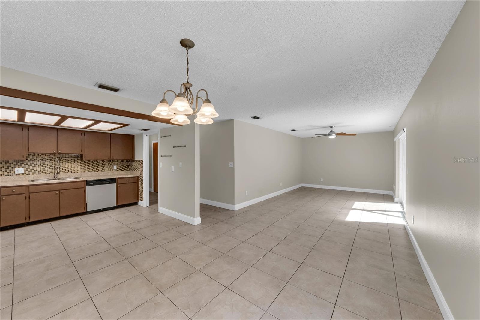Open concept dining and living area - 9602 HIDDEN OAKS CIR, TAMPA