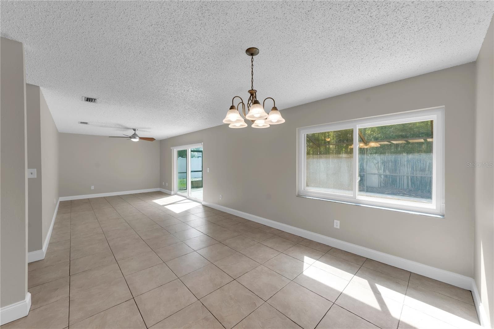 Large open concept living and dining room - 9602 HIDDEN OAKS CIR, TAMPA