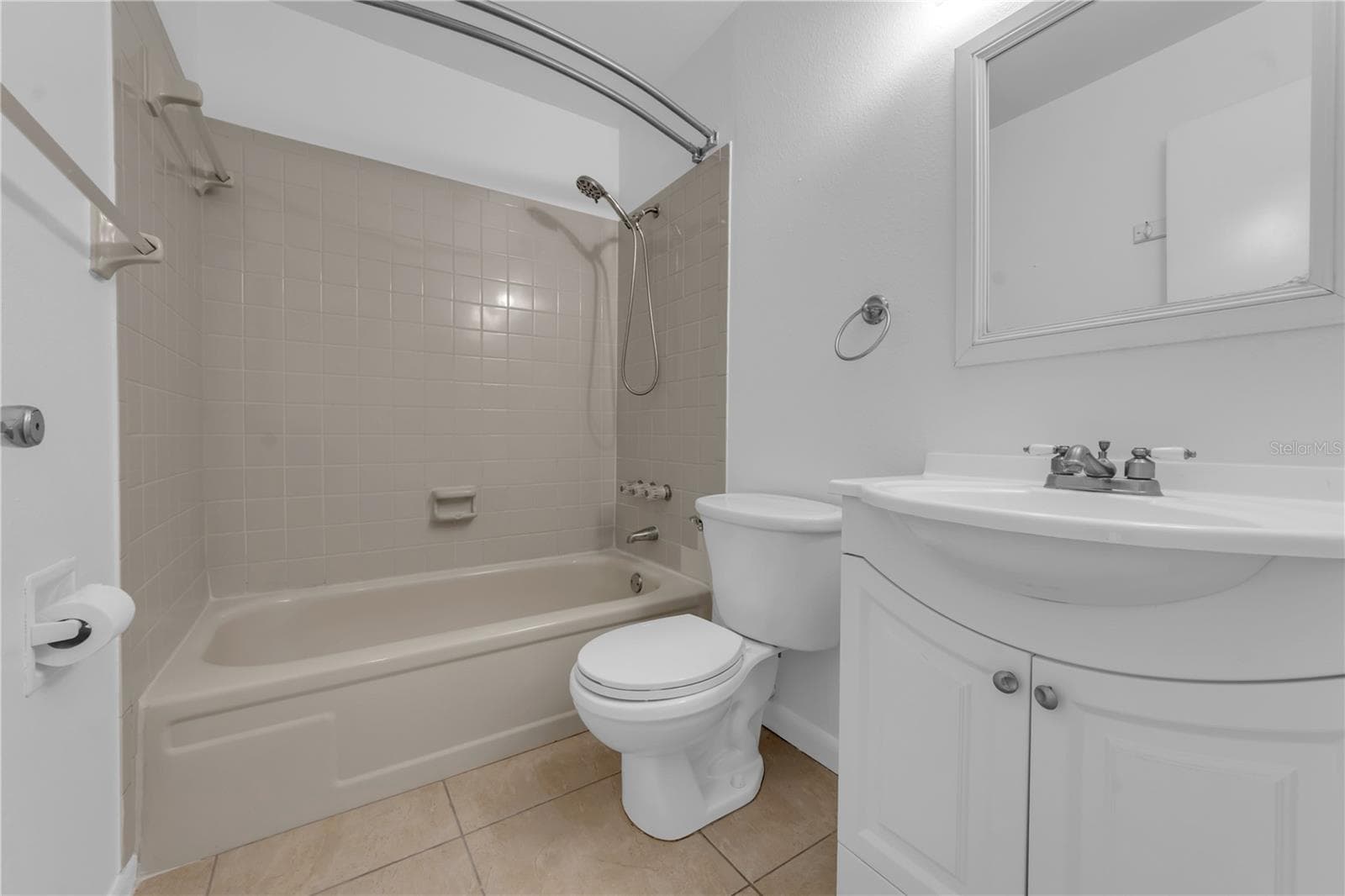 Hall bath with tub/shower combo - 9602 HIDDEN OAKS CIR, TAMPA