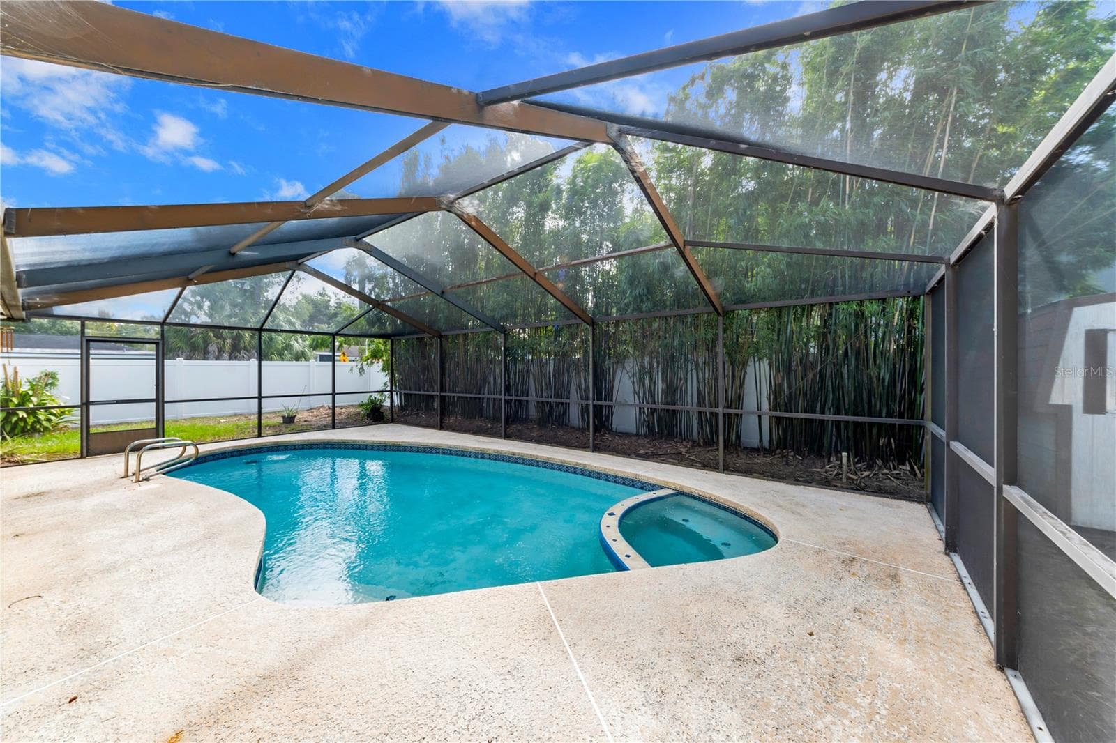 Screened patio at back of home - 9602 HIDDEN OAKS CIR, TAMPA