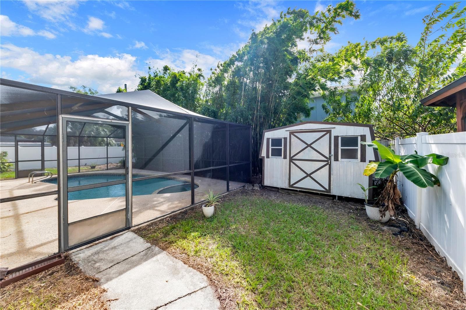 Side yard with included shed - 9602 HIDDEN OAKS CIR, TAMPA