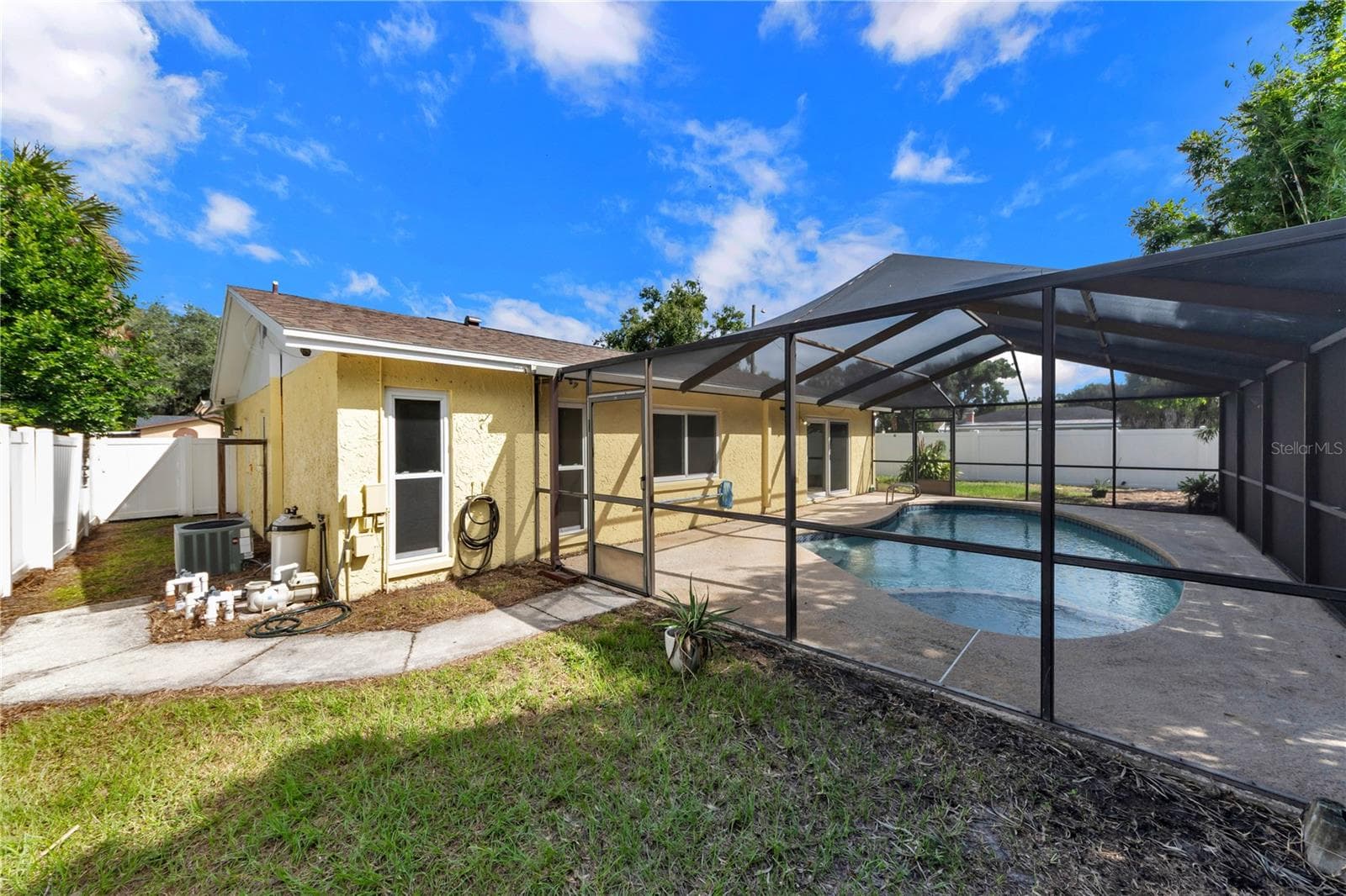 Side yard - 9602 HIDDEN OAKS CIR, TAMPA