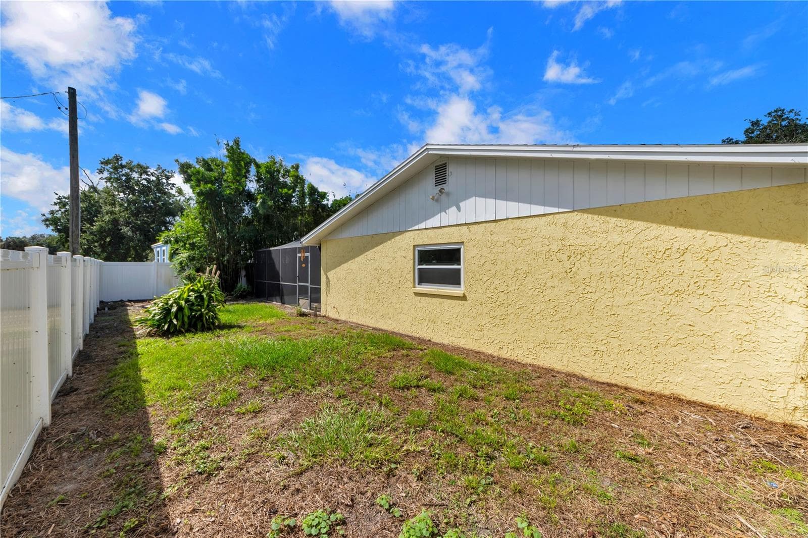 Fully fenced backyard - 9602 HIDDEN OAKS CIR, TAMPA