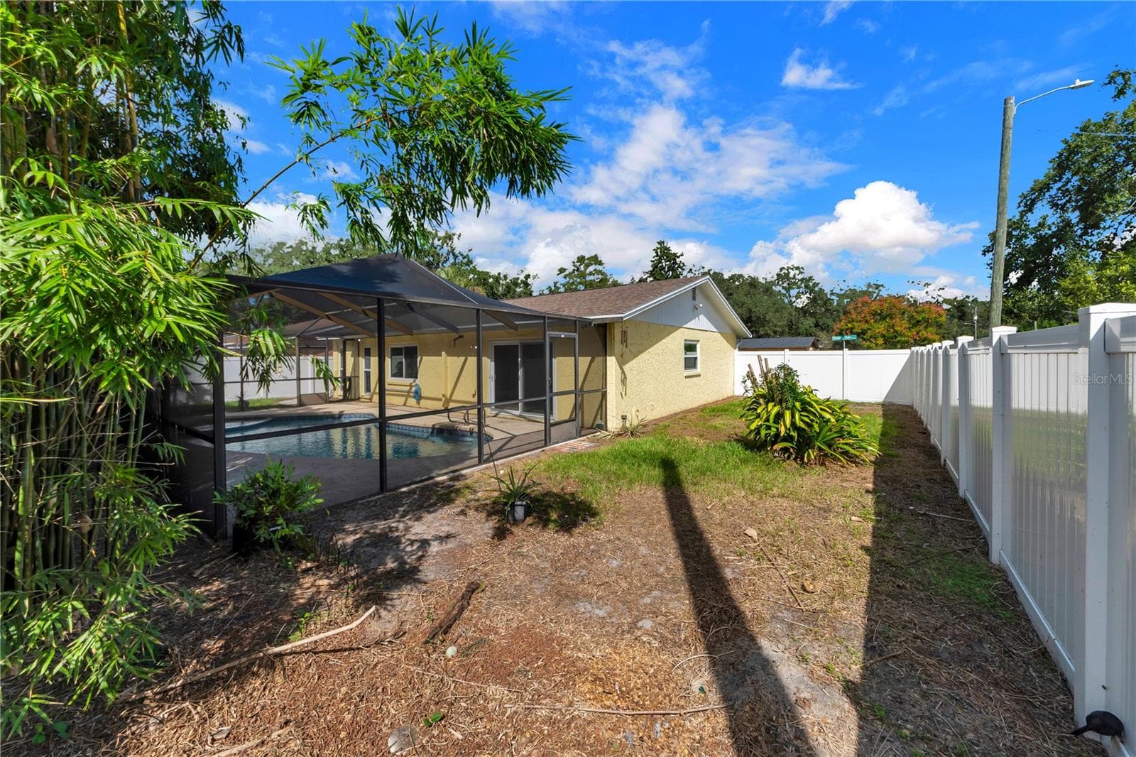 Fenced corner lot home with spacious yard - 9602 HIDDEN OAKS CIR, TAMPA