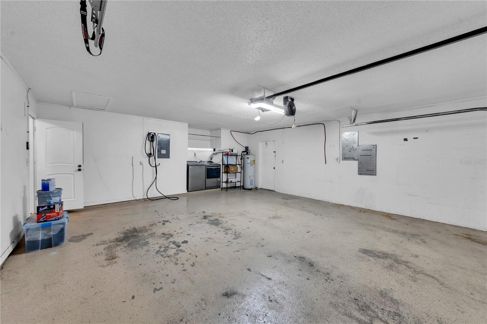 Oversized 2 car garage - 9602 HIDDEN OAKS CIR, TAMPA