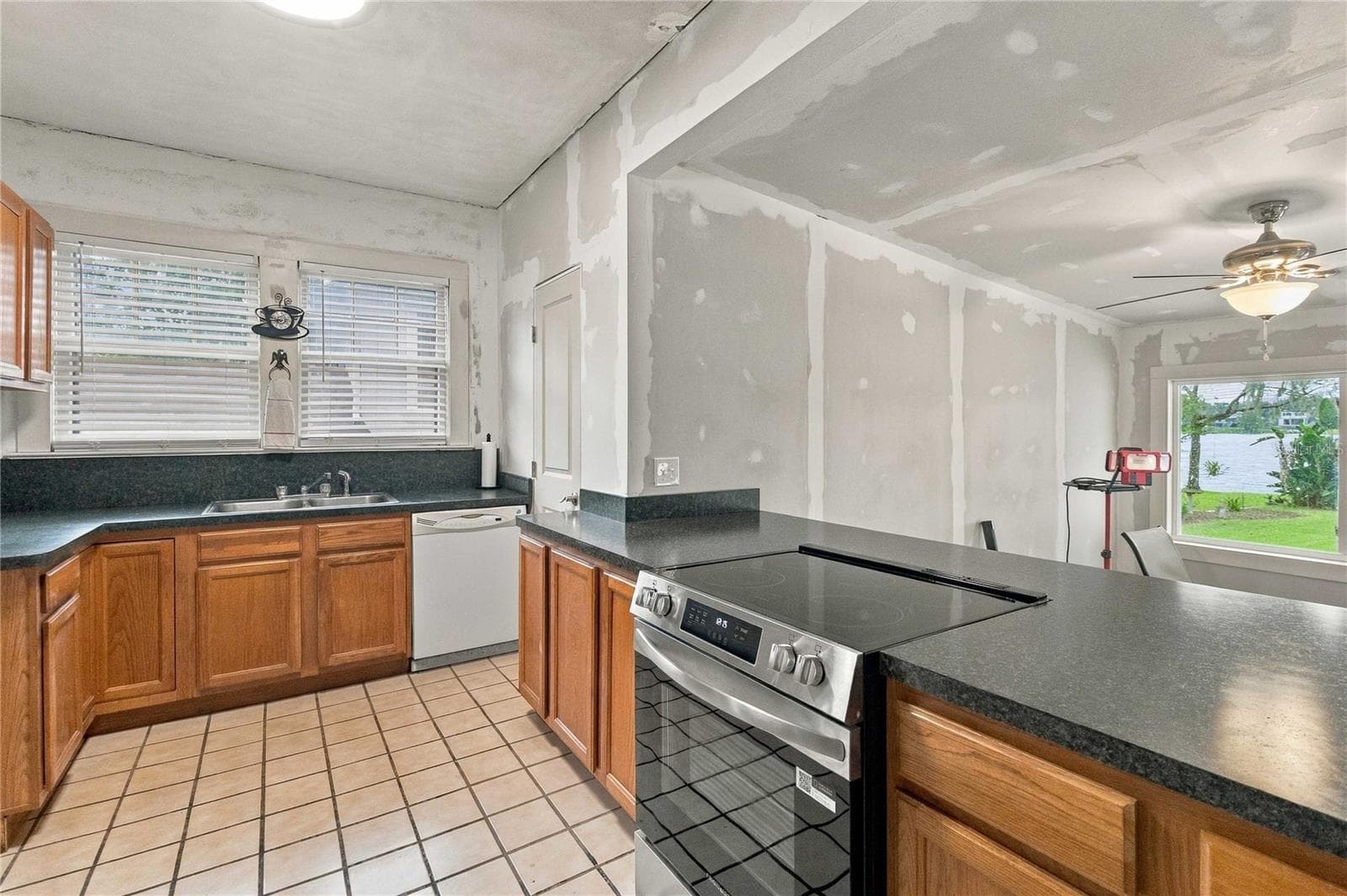 Single Family Residence at 625 GATLIN AVE, ORLANDO, photo 21 of 61