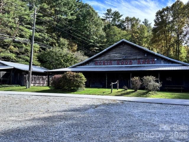 Rustic clubhouse, site of variety of fun social events - 191 Friar Tuck Lane, Brevard