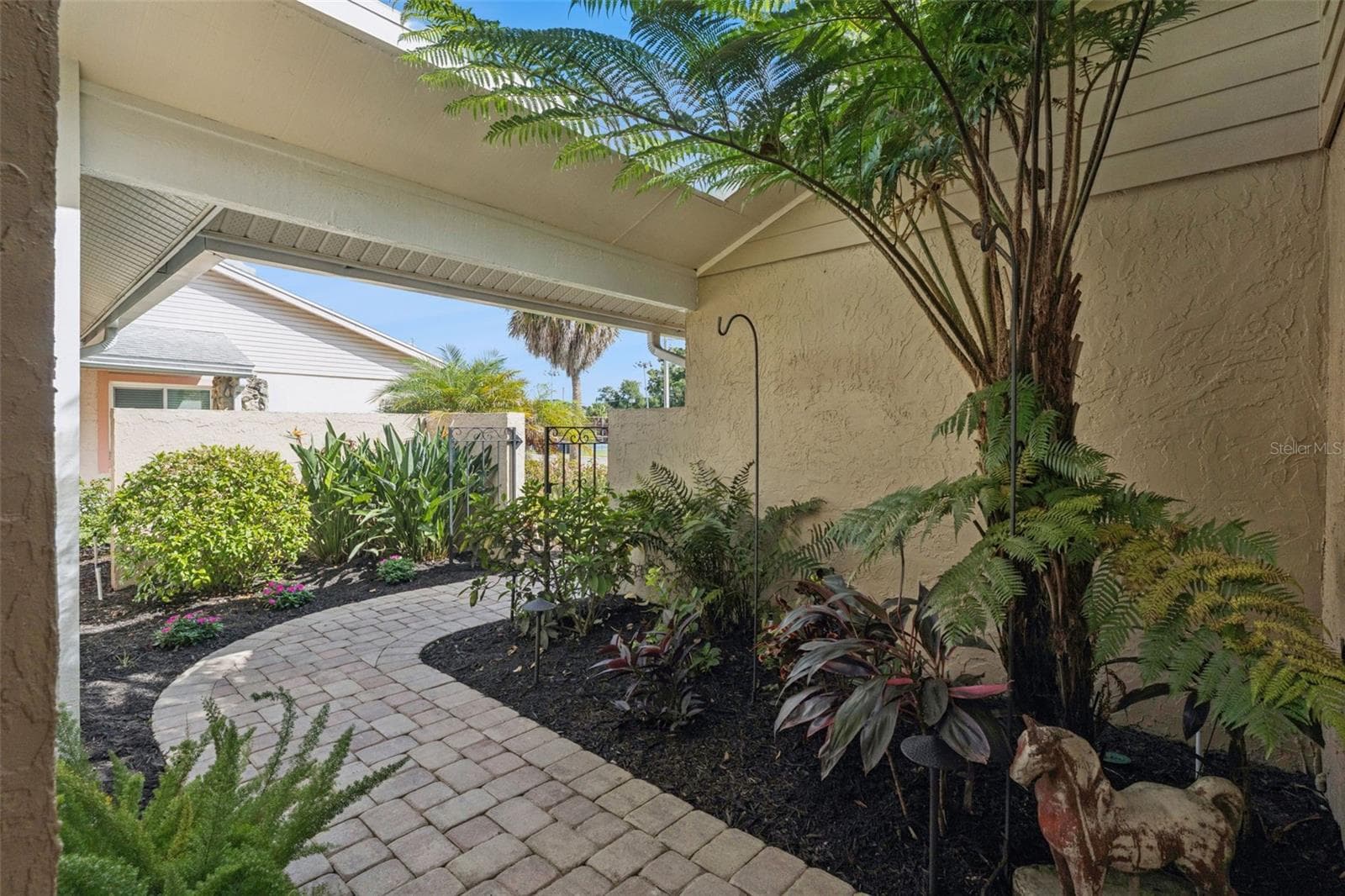 Gated Front Courtyard - 698 SAUSALITO BLVD, CASSELBERRY