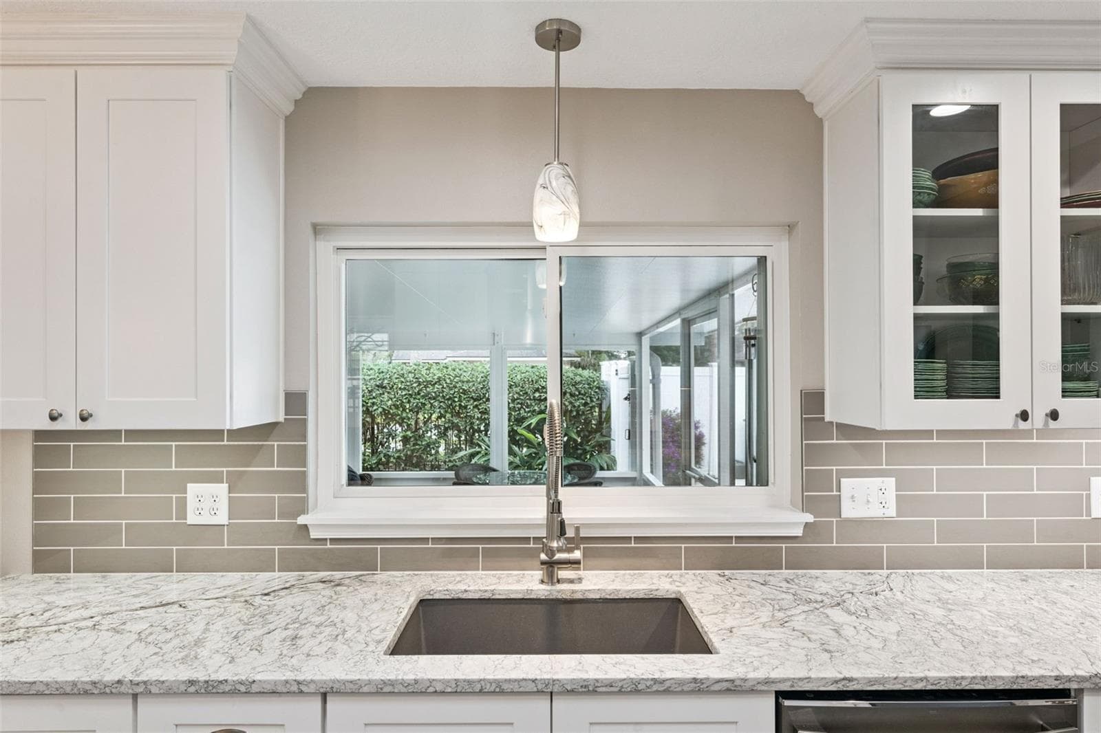 Kitchen overlooks the screened-in lanai area. - 698 SAUSALITO BLVD, CASSELBERRY