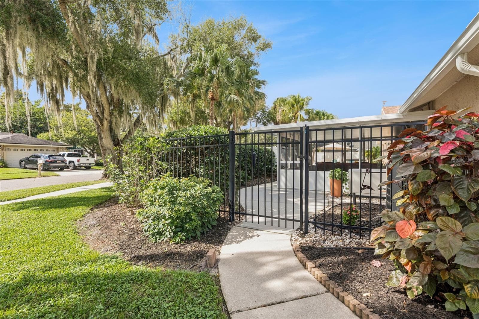 Walkway & Gate to Backyard - 698 SAUSALITO BLVD, CASSELBERRY